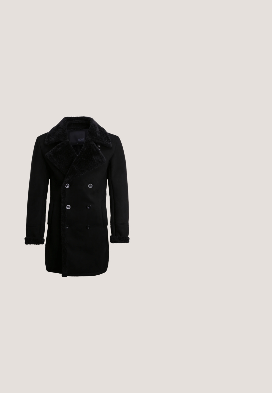 Manteau noir à double boutonnage avec un col et des manchettes en fausse fourrure texturée noire, comportant deux poches latérales et des boutons contrastants.; Pull à col roulé noir en tricot lisse, avec des manches longues et une silhouette ajustée. Poignets et ourlet côtelés.; Jean en denim noir avec une coupe droite, présentant un design classique à cinq poches, une fermeture à bouton en métal et des détails de couture subtils.; Bottines noires en cuir avec un bout arrondi, un laçage à l'avant, des accents texturés et un petit talon épais.; Jost FUTURA - Mallette - schwarz; Ceinture en cuir noir avec une boucle en métal argenté, présentant une texture lisse et des bords arrondis. Comprend un accent de marque sur la sangle.