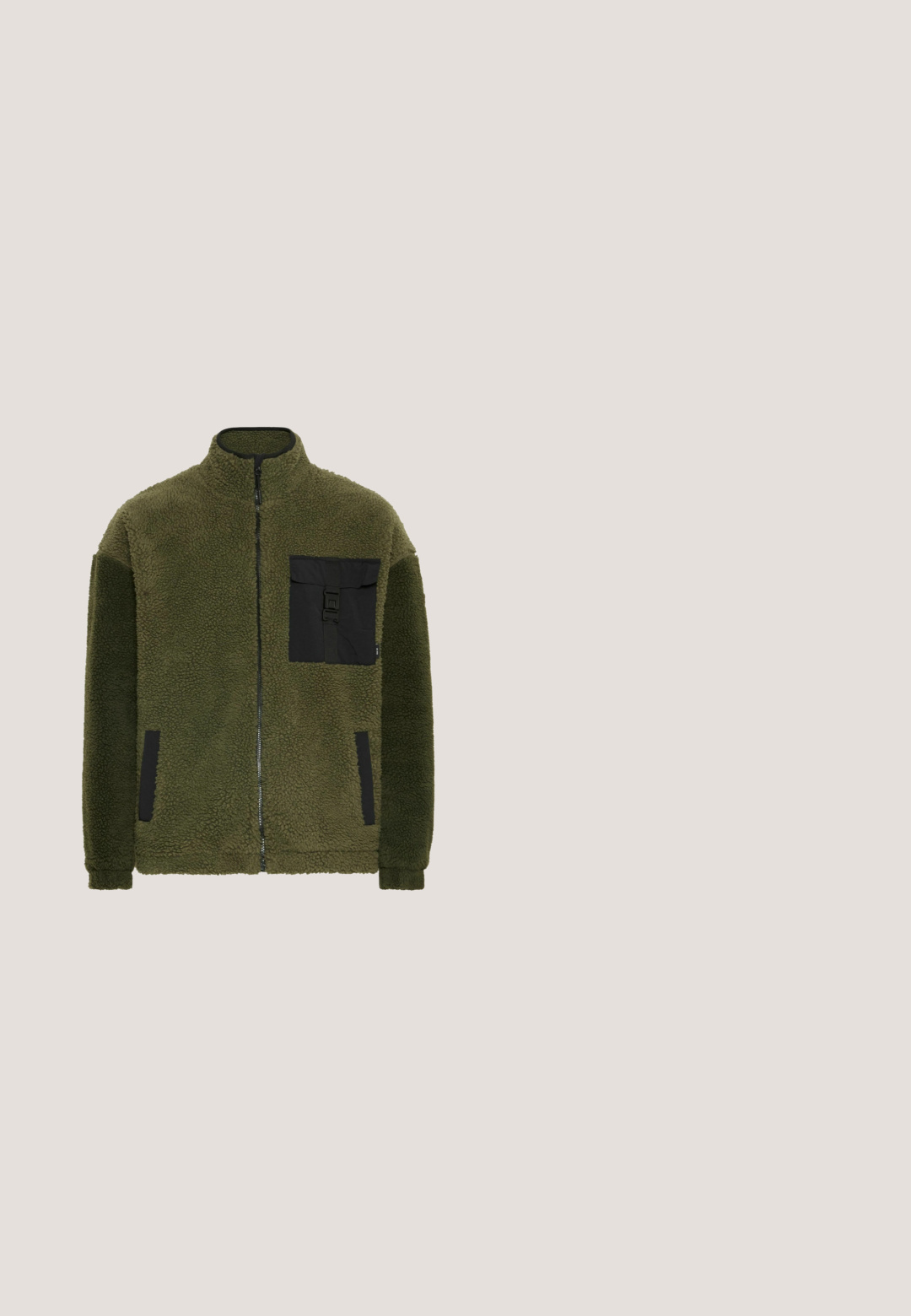 Veste en polaire de couleur vert foncé avec fermeture éclair, col montant et une poche à rabat noire sur la poitrine. Caractéristiques : tissu texturé et poches latérales.; Pull en polaire noir avec un col montant, fermeture éclair demi-longue à l'avant, zip contrastant et détail de logo subtil sur la poitrine. Poignets et ourlet côtelés.; Chemise noire à manches longues avec des rayures horizontales grises, fermeture à boutons à l'avant et deux poches sur la poitrine. Fabriquée en tissu doux avec une finition texturée.; Pantalons en coton noir avec une coupe droite, poches avant et un bouton marron au niveau de la taille. Texture lisse.; Basket noire basse avec semelle blanche, panneau latéral texturé, lacets noirs et écusson logo PME Legend sur le côté.; Sac bandoulière noir avec sangle ajustable, poche frontale zippée et une petite étiquette logo centrée sur le panneau frontal.