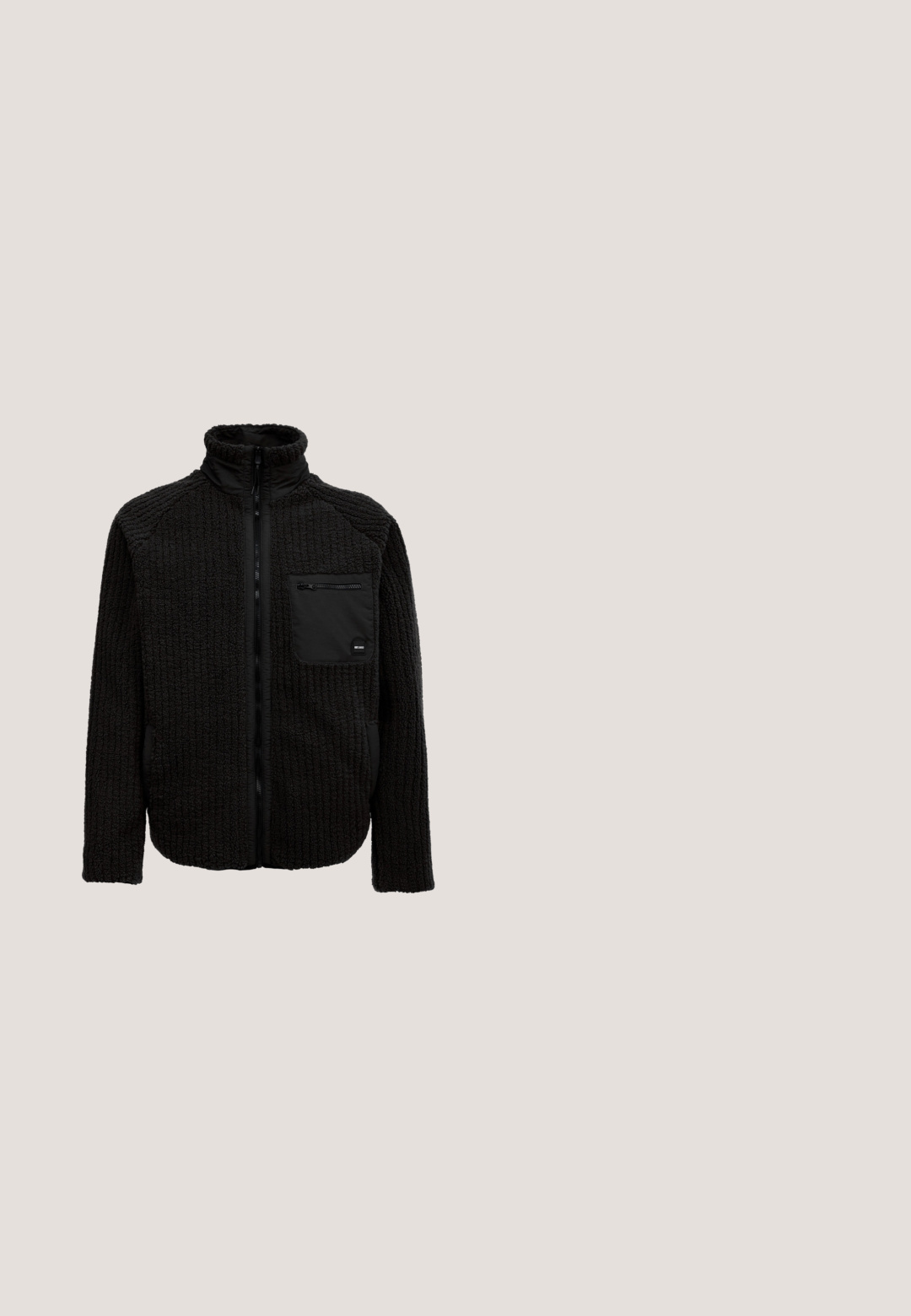 Sort fleecejakke med tekstureret krop, høj krave, lynlåslukning foran og en brystlomme med lynlås. Accentueret med ensartede sorte detaljer.; Olivenfarvet t-shirt lavet af bomuld, med korte ærmer og rund halsudskæring. Forsiden prydes af en markant grafik i kontrasterende farver.; Sorte cargo-bukser med elastisk talje, knaplukning, to sidelommer og to cargo-lommer. Glat stof med en afslappet pasform.; Sort vandresko lavet af syntetisk materiale, med en tekstureret overdel, snøresystem og en tyk gummisål med grebsmønstre.; Sorte plastiksolbriller med mørkt farvede, rektangulære linser og metalindlæg på stellet, sat mod en hvid baggrund.; Sort læder duffel bag med runde håndtag, en aftagelig skulderrem og subtile syninger. Glat tekstur og praktisk design.