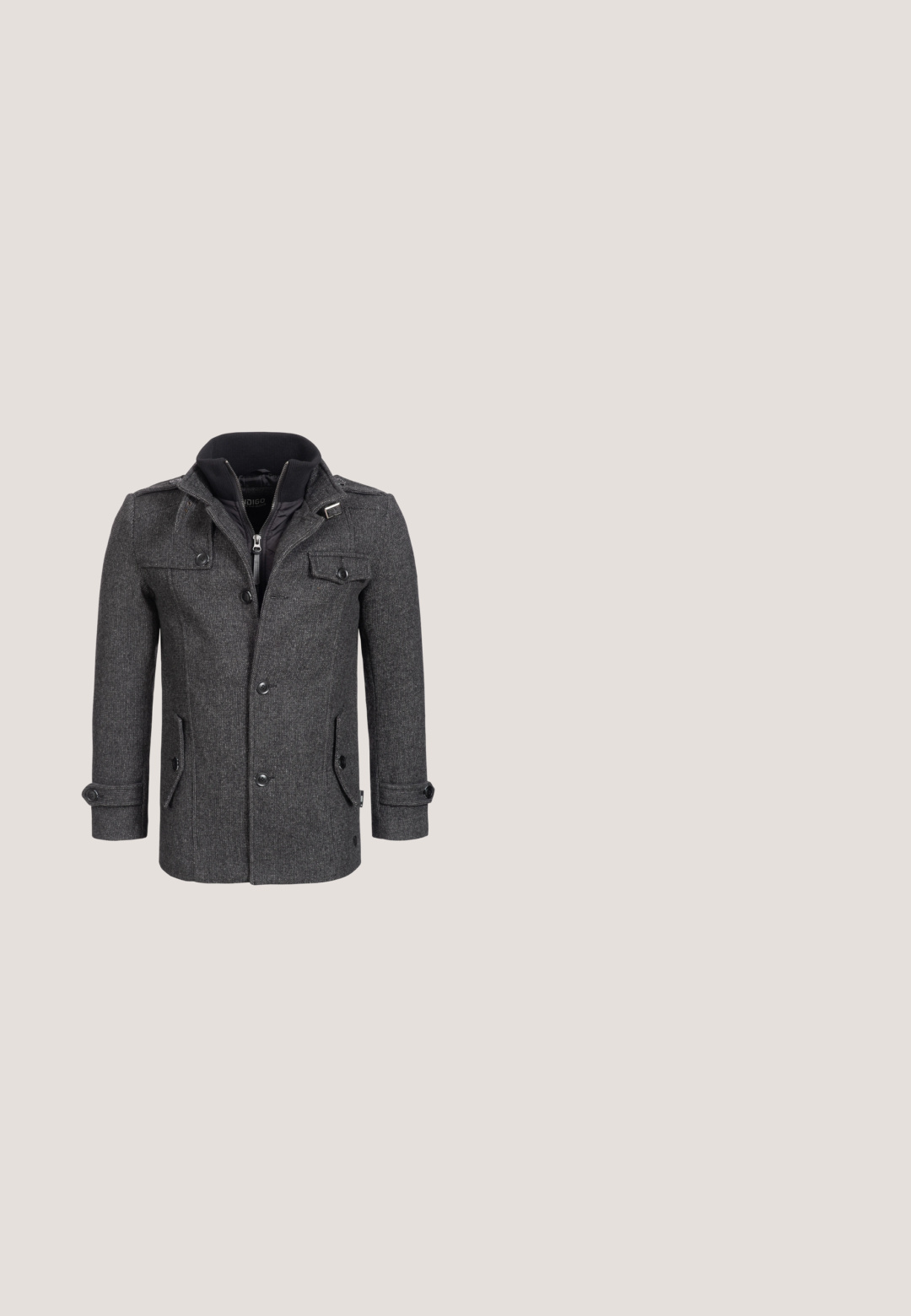 Chaqueta gris texturizada hecha de una mezcla de lana. Presenta un cuello alzado, cierre de cremallera, bolsillos frontales y detalles de botones en los puños.; Suéter de punto trenzado en gris claro, con un cuello redondo y puños acanalados, patrones texturizados y mangas largas.; Camisa blanca de manga larga con botones, rayas verticales azul marino, un bolsillo en el pecho y dobladillo redondeado. Tejido de algodón suave.; Vista trasera de vaqueros de mezclilla azul con parche de cuero marrón y pequeña etiqueta de tela, ambos mostrando el nombre de la marca Lee sobre el bolsillo trasero.; Jack & Jones JFWFENCHURCH CHELSEA BOOT - Botines - cognac; Cinturón de cuero marrón oscuro con hebilla rectangular plateada, enrollado y apoyado sobre un fondo neutro claro.