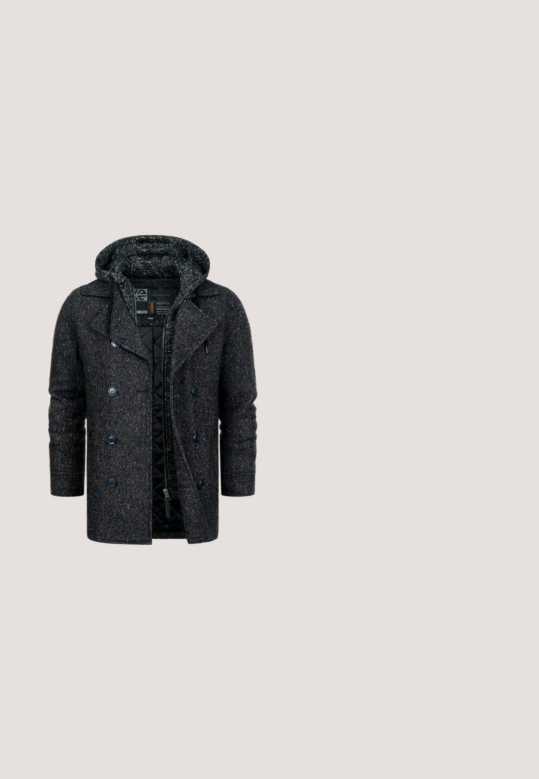 Mørk frakke med fiskebenmønster, aftagelig grå hætte, dobbeltradet design og blå knapper. Foret indre med quiltet tekstur.; Lysebeige strikket sweater med lange ærmer og en sort lynlås foran, der går fra halsen til midten af brystet.; Langærmet, mørkeblå skjorte lavet af blødt stof, med et mandarin-krave, knaplukning og en enkelt brystlomme.; Beige chinos lavet af tekstureret stof, med lynlås og knaplukning, forlommer og konisk ben-design.; Sort ruskind chelsea-støvle med et struktureret overmateriale, elastiske sidepaneler, en trækkestrop og en robust gummisål for godt greb.; Sort skuldertaske med to håndtag, stor frontlomme med lynlås og tekstureret kant samt lille rød, hvid og blå flagdetalje på lommekanten.
