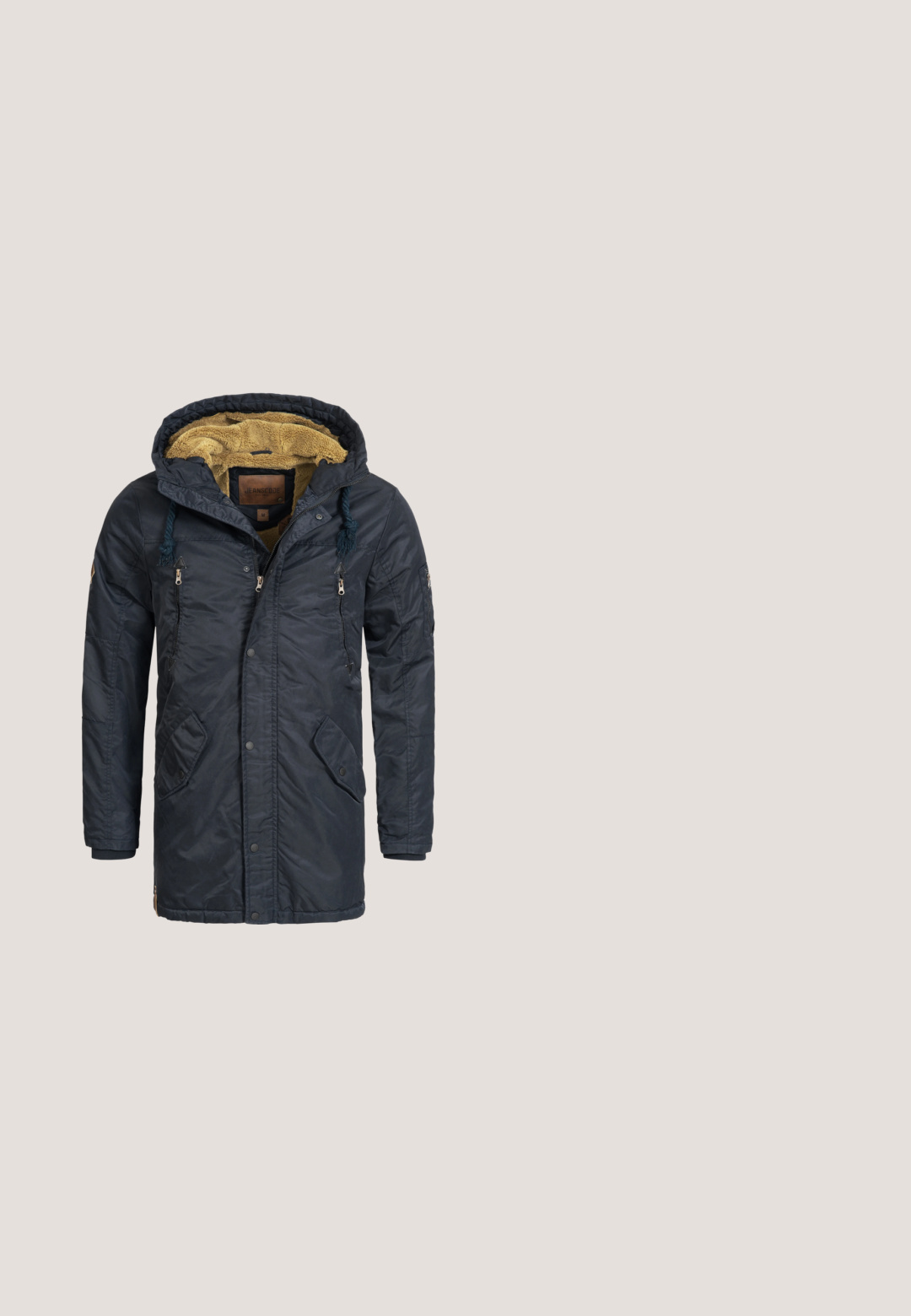 Parka con capucha azul marino y un forro amarillo suave, con bolsillos frontales con snap y cremallera, capucha con cordón y tejido texturizado.; Suéter de punto azul marino con un alto cuello, media cremallera y un patrón invernal de copos de nieve en blanco y marrón en el pecho.; Camisa de manga larga azul marino hecha de tejido texturizado, con un bolsillo en el pecho y un cuello redondo con un sutil acento a rayas en el interior del cuello.; Jeans de mezclilla azul oscuro con corte recto, cinco bolsillos y costuras amarillas. La tela tiene una textura suave.; Botín negro con parte superior de cuero liso, tejido texturizado en el cuello, cremallera lateral de metal y suela beige resistente.; Piquadro MEN'S CROSSBODY BAG FOR IPAD® - Bandolera - blu