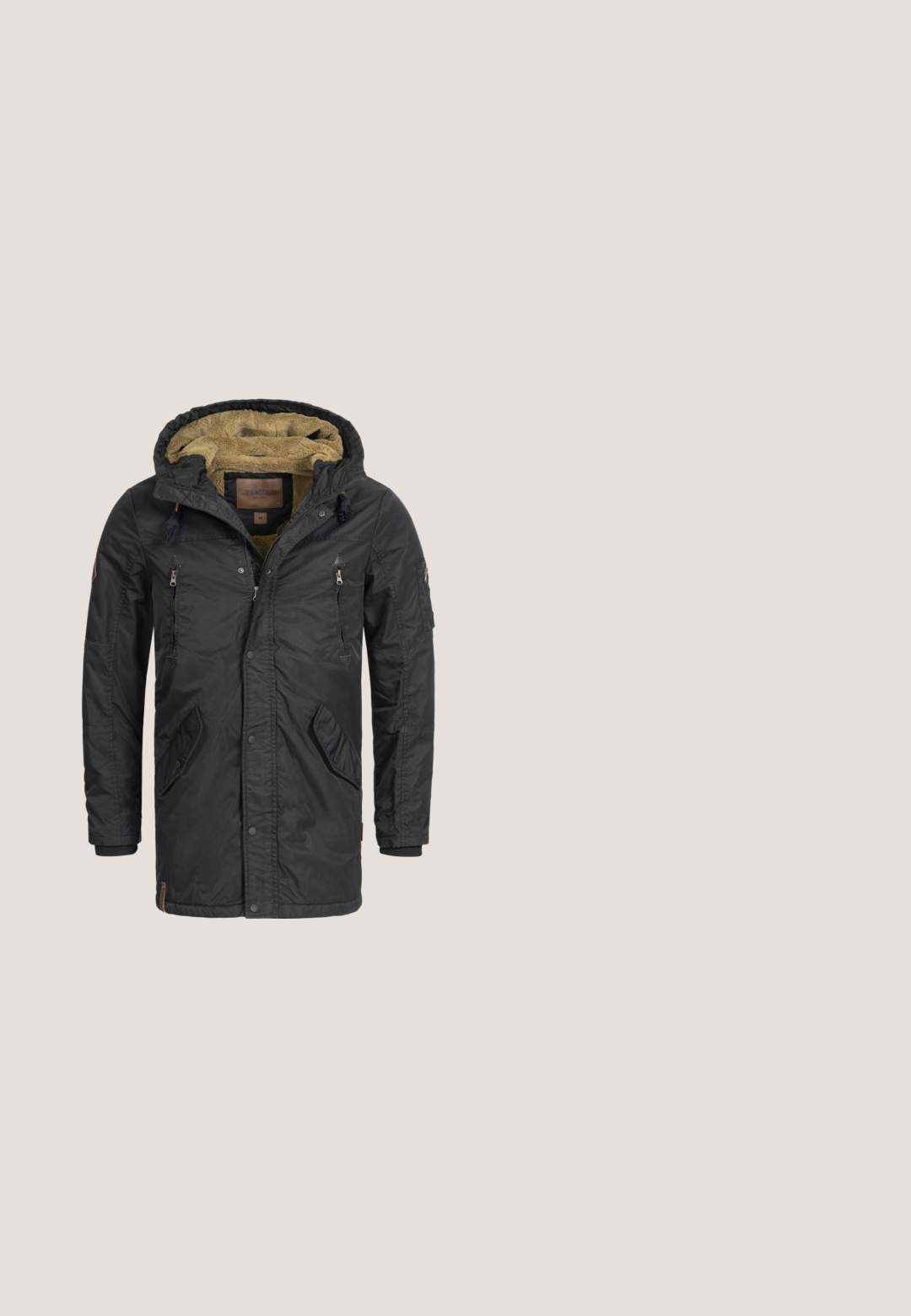 Chaqueta exterior negra con capucha, con un forro texturizado en color marrón claro, cremalleras, botones a presión y múltiples bolsillos, diseñada para mantener el calor.; Suéter de punto acanalado gris oscuro con escote redondo, mangas largas y un corte holgado, que presenta una superficie texturizada en toda su extensión.; Camiseta de manga larga gris hecha de una tela suave, con un cuello redondo y un bolsillo en el pecho izquierdo con un patrón sutilmente texturizado.; Pantalones de algodón verde claro con corte recto, bolsillos frontales y cierre de botón simple en la cintura. Textura suave, diseño minimalista.; Botas negras de tobillo con un acabado de cuero suave, suela de goma antideslizante y costuras doradas a lo largo del lateral. Presentan un puño de tela y cierre de cordones.; Bolso bandolera de tela negra texturizada con cierre de cremallera, que incluye un bolsillo en la parte frontal y un prominente logo plata "BOGNER". Incluye una correa ajustable.