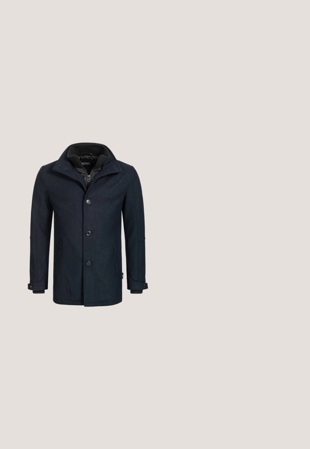 Dunkelblauer Woll-Mix-Mantel mit spitzem Kragen, Knopfverschluss, seitlichen Taschen und gerippten Bündchen. Verfügt über ein gestepptes Innenfutter.; Navyblauer Rippsweater mit langen Ärmeln und rundem Ausschnitt. Glatte Textur und gerade geschnittener Saum, geeignet zum Schichten oder für legere Anlässe.; Urban Classics T-Shirt basic - white; Marineblaue Sporthosen mit einem lockeren Schnitt, ausgestattet mit weißen seitlichen Streifen und einem elastischen Bund. Glattes Material, keine sichtbaren Muster oder Beschläge.; Schwarzer Sportschuh mit weißen Akzenten, aus Mesh und Wildleder gefertigt. Er verfügt über eine gepolsterte Sohle und ein strukturiertes Material für Atmungsaktivität.; Kompakte rechteckige graue Stofftasche mit einer vorderen Reißverschlusstasche und schwarzen Reißverschlussgriffen, auf der Vorderseite mit dem Aufdruck "Karl Lagerfeld Jeans".