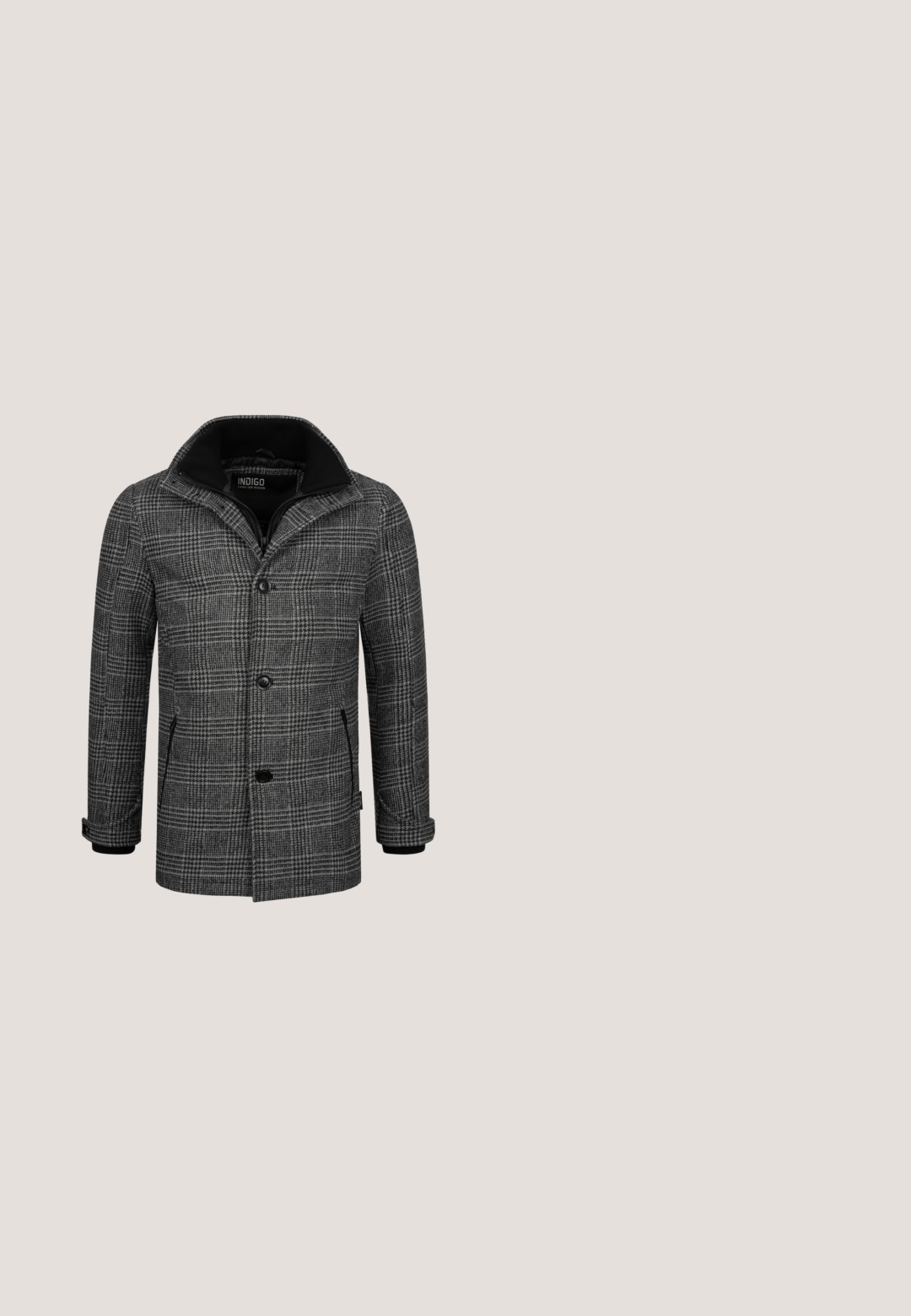 Herrefrakke i sort og gråt houndstooth-mønster, med en spids krave, to frontlommer og knaplukning samt ribbede manchetter.; Sort turtleneck sweater, ribbede manchetter og krave, blødt strikstof, let design, lange ærmer, ingen synlig branding eller mønstre.; Sort langærmet skjorte med rund krave, knaplukning foran, en brystlomme og lyse syningsdetaljer. Fremstillet af vævet stof.; Sorte slim-fit jeans med frontknap og lynlås, bæltestropper og fem-lomme design på hvid baggrund.; Sorte ruskind ankelstøvler med rund tå og snøring. Har en lille bagestrop og en tekstureret gummisål. Enkel design med kontraststing.; Sort Tommy Hilfiger crossbody-taske med tekstureret front, røde og marineblå striber samt justerbar skulderrem.