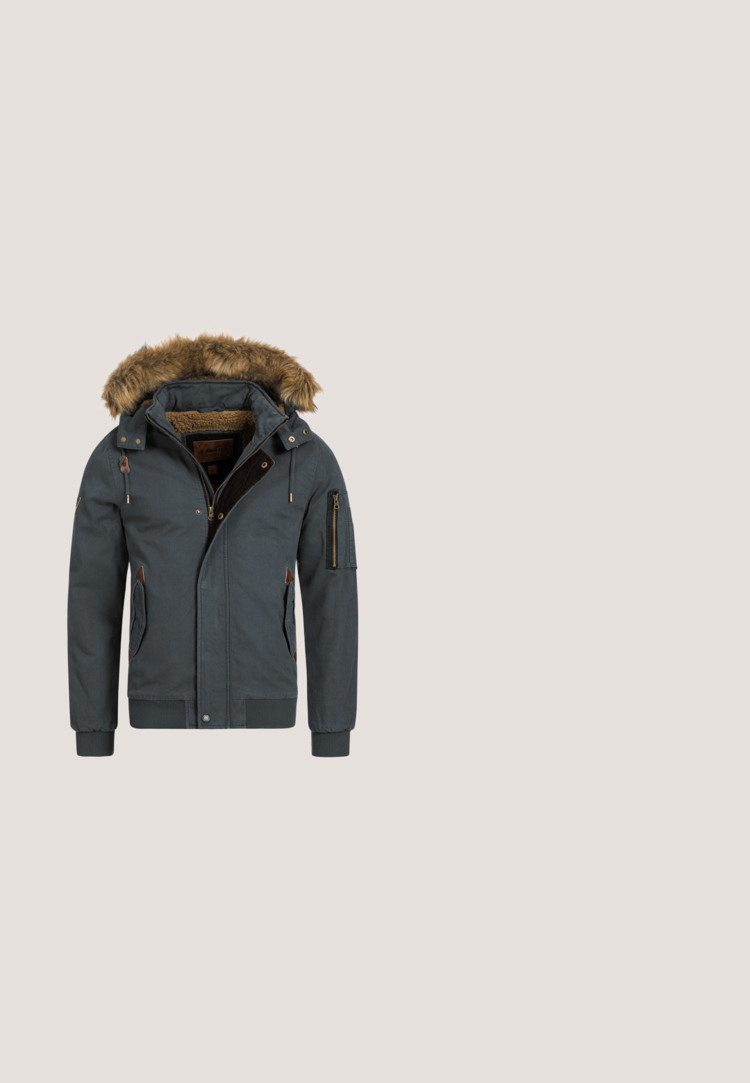 Donkergrijze jas met een nepbont gevoerd cappuchon, gestructureerde stof, ritszakken, ribgebreide manchetten en leren accenten op de zakken en kraag.; Schott Trui - bleu marine; INDICODE JEANS IDTONY - T-shirt basic - navy mix; Donkerblauwe slim-fit Levi's Performance spijkerbroek met vijf zakken en zichtbare stiksels op een witte achtergrond.; Donkerblauwe leren enkellaarzen met bruine leren accenten, een grijze textielen kraag, vetersluiting en een rubberen zool met een gestructureerd grippatroon.; Kleine navyblauwe crossbodytas met voorvak met ritssluiting, gegraveerde merknaam "Piquadro" en minimalistisch rechthoekig ontwerp.