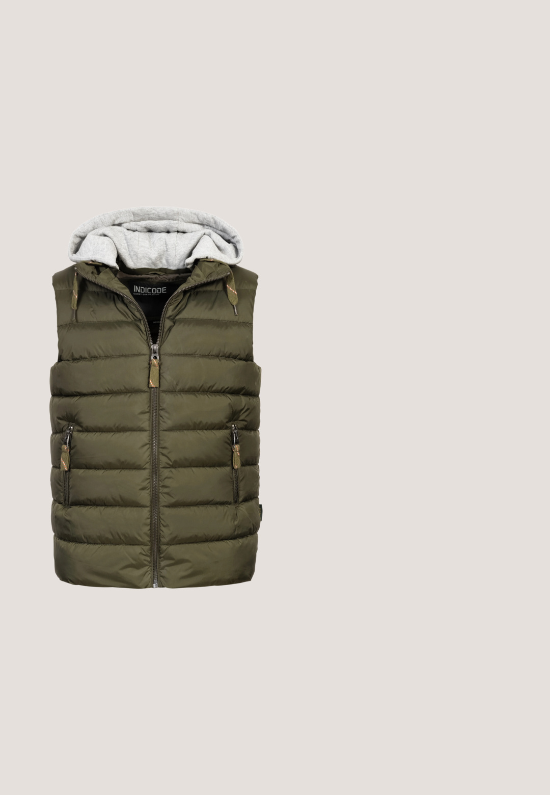 Grønne puffer vest med en grå, aftagelig hætte. Har lynlåslommer foran, vandret quiltet design og justerbare snore.; Grå strikket pullover med half-zip front, ribbede manchetter og kant samt en læderzippertræk.; Mørkegrå langærmet t-shirt lavet af et blødt stof. Har en rund halsudskæring og et lille brunt logo-patch på brystet.; Grå bomulds chinos med lige pasform, der har knaplukning, standardlommer og minimalistisk design. Glat tekstur og ingen mønstre.; Lavtop grå stof sneaker med brun læder hælflap, hvid gummisål og matchende grå snørebånd på hvid baggrund.; Brun læder skuldertaske med lynlåslukning, der har en frontlomme, hvide syninger og en justerbar stofrem.