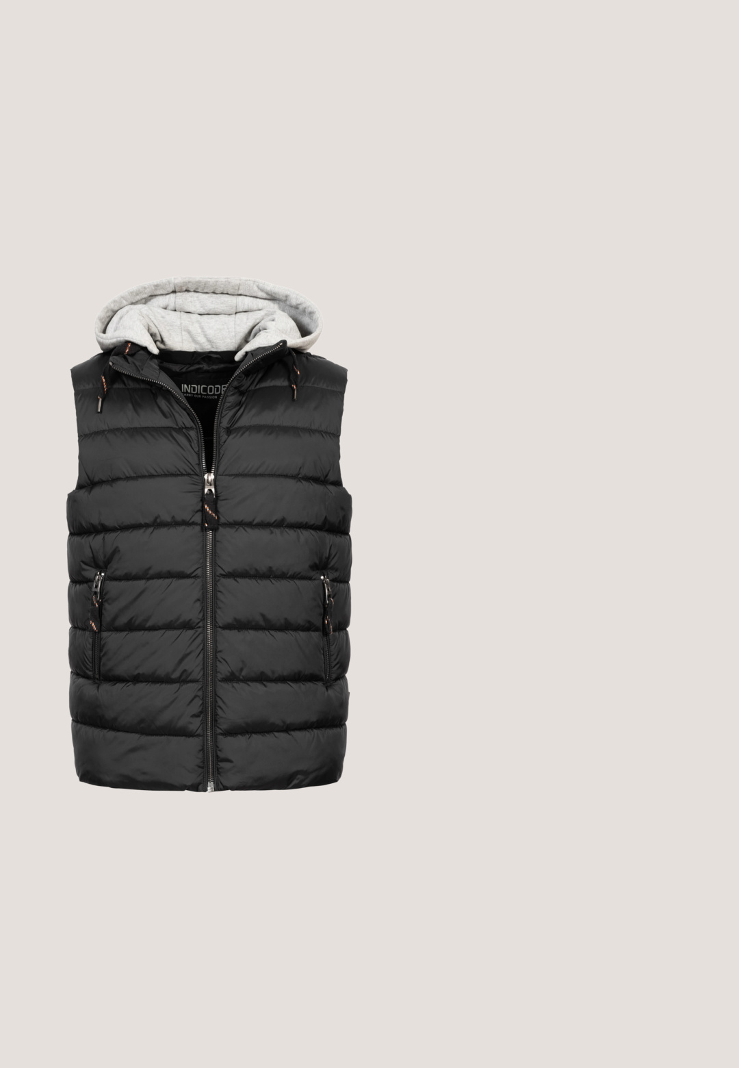 Schwarze Steppweste mit grauem Kapuzen, Reißverschluss vorne und zwei seitlichen Taschen. Mit horizontaler Steppstruktur und Kordelzügen an der Kapuze.; Cremfarbener Strickpullover mit hohem Kragen, halber Reißverschluss vorne, gerippten Bündchen und einem braunen Logopatch an der Unterseite.; Langarm-weißes Baumwoll-T-Shirt mit einem kleinen braunen und grünen gestickten Logo auf der Brust sowie einem gemusterten Halsausschnitt.; Dunkelblaue Jeans aus Denim mit geradem Bein, fünf Taschen, dezente Verwaschungen, kontrastierende Nähte und einem Knopfverschluss an der Taille.; Legerer Sneaker von S.Oliver mit weißen, braunen, marineblauen und beigen Elementen, Schnürdesign und Gummisohle, Seitenansicht auf weißem Hintergrund.; Braune Leder-Gürteltasche mit glatter Textur, ausgestattet mit einem zentralen Reißverschlussfach und einer kleineren Vorderreißverschlusstasche. Einfaches Design.