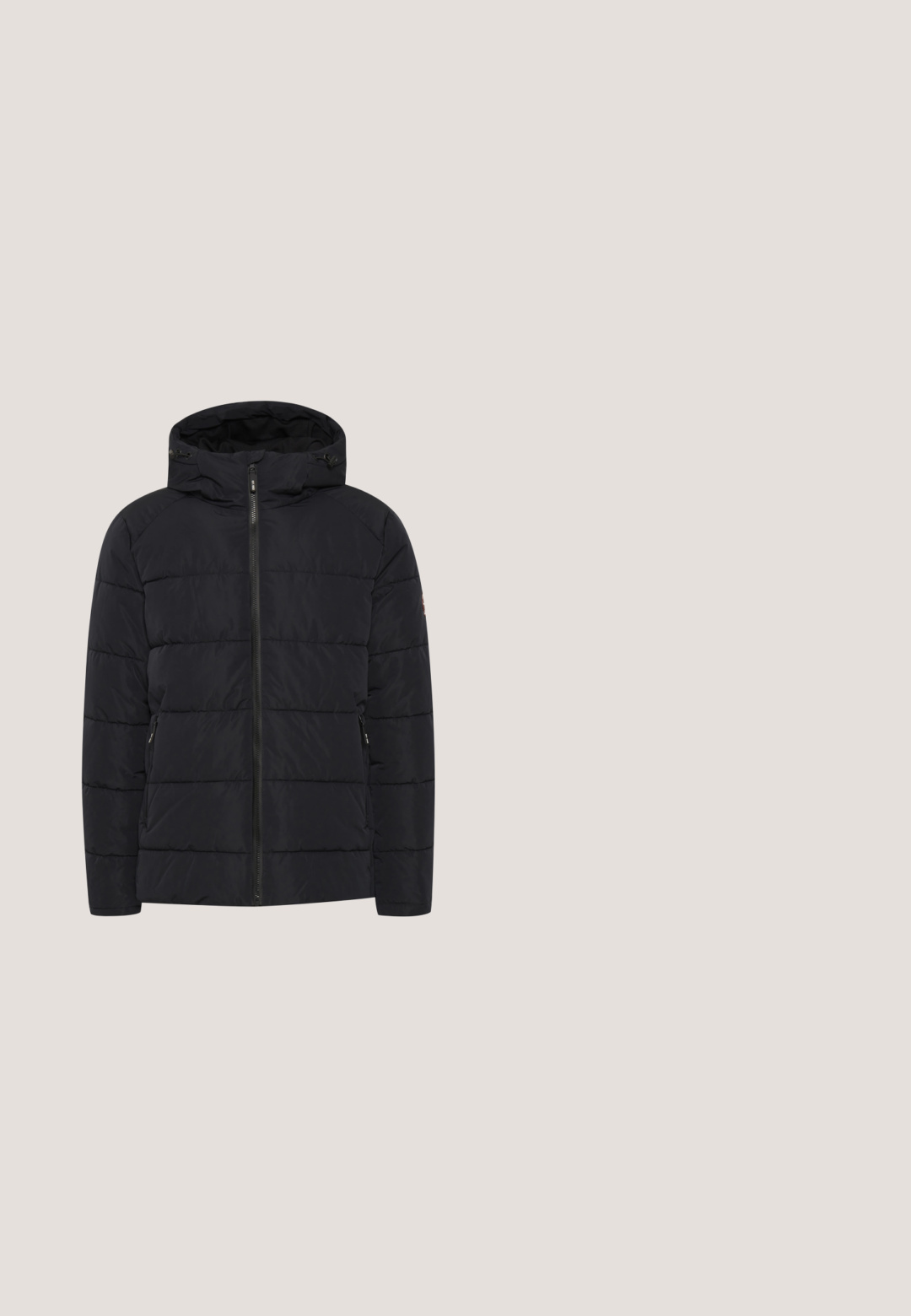 Sort polstret jakke med lynlås fortil, justerbar hætte og sidelommer. Har et horisontalt quiltet mønster og en glat tekstur.; Mørkeblå langærmet strikket sweater med ribbet krave og manchetter, knaplukning med fire knapper, og en lap på venstre ærme.; Blend BHSUN - T-shirts print - snow white; Lysblå denim jeans med høj talje, bred ben design, klassisk fem-lomme stil og diskret falmning langs stoffet.; Brune ruskindsankelstøvler med snørebåndsdesign, der har metaløjer, en gummisål med treads og en forstærket tåcap.; Sort crossbody-taske med lynlåslomme foran, diagonale sømdetaljer, sølvmetal "Iceberg"-logo og justerbar rem på ensfarvet baggrund.