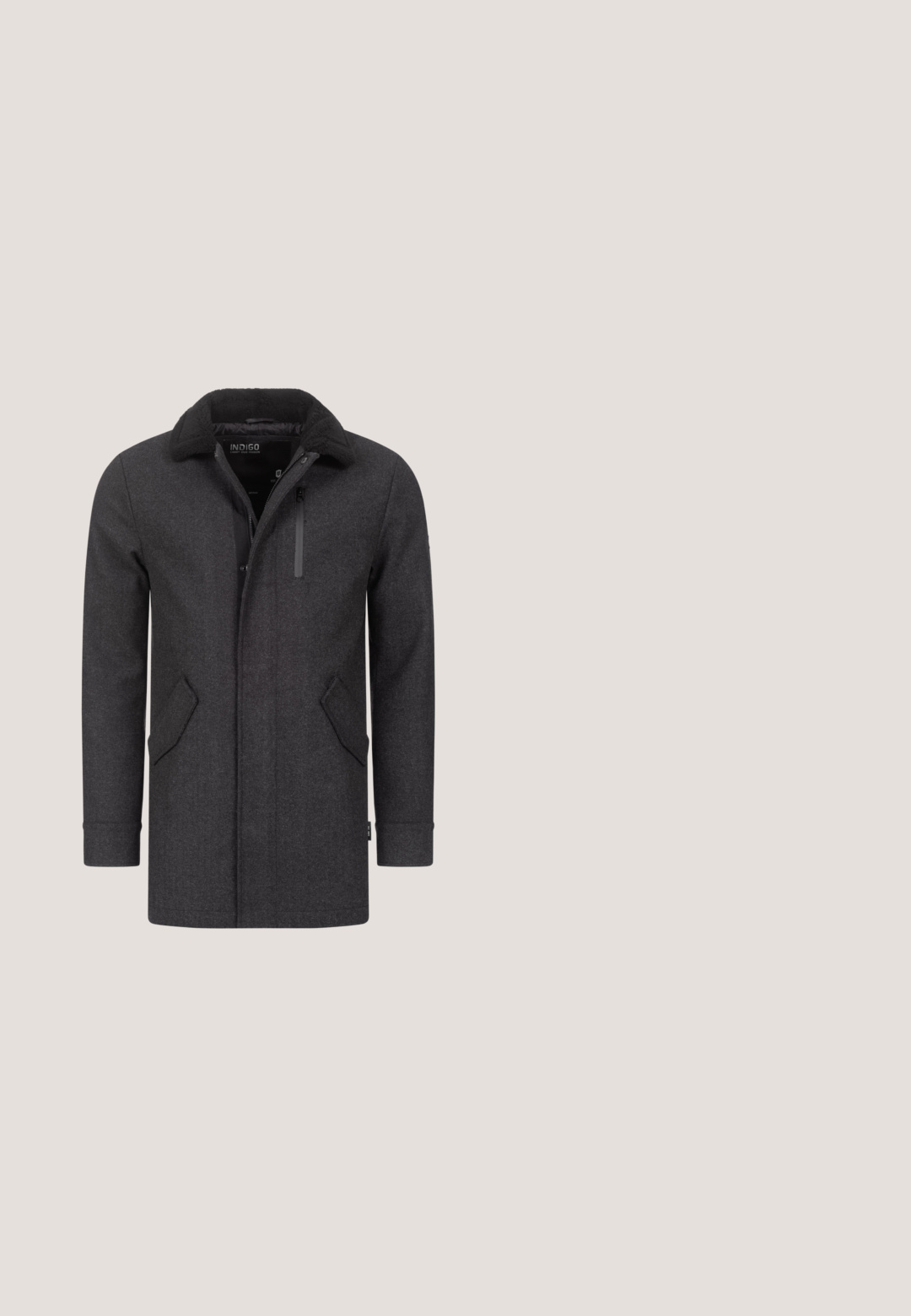 Manteau en laine grise avec un col en fourrure doux, des manches longues et des poches latérales ; dispose d'une fermeture éclair et d'un motif à chevrons subtil.; Pull à col en V gris foncé en tissu tricoté doux. Présente des manches longues, des poignets côtelés et une petite étiquette marron en bas.; Chemise à manches longues à carreaux noir et blanc avec un devant boutonné, col moyen et texture tissée. Comprend des boutons noirs et une coupe décontractée.; Jeans en denim noir avec une coupe slim, jambes droites, poches avant et une fermeture à bouton. Texture lisse et léger dégradé sur le tissu.; Bottine en cuir noir avec lacets, bout arrondi et talon bas, présentée de profil sur fond blanc.; Sac transversal noir en matériau synthétique texturé avec un motif à carreaux et une bandoulière réglable ; arbore un logo embossé.