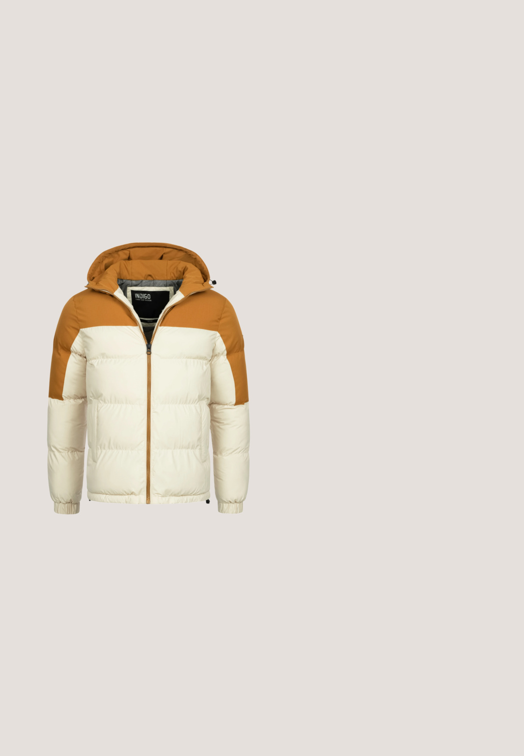 Leichte Steppjacke in Creme und Braun, mit Reißverschluss, Kapuze, elastischen Bündchen und zwei seitlichen Taschen. Texturiertes, gestepptes Design.; Cremefarbener Pullover mit einem runden Grafikelement, das einen Sonnenuntergang und Wellen in Orange, Blau und Marineblau zeigt. Rippbündchen an den Ärmeln und am Saum.; Weißes Baumwoll-T-Shirt mit einem Grafikdruck eines Bären in Sonnenbrille und Hut, mit dem Text "SOUND WAVE VINTAGE VIBES" in fetter Schrift.; Beige Cargo-Shorts aus Baumwolle mit einem elastischen Taillenbund und verstellbaren Kordeln, Seitentaschen und Bündchen an den Knöcheln.; Braune und schwarze High-Top-Sneaker aus Wildleder und Textilmaterialien, mit metallischen Ösen, Logo-Print und einer weißen Zwischensohle.; Camouflage-Bauchtasche in Beige mit roten Akzenten, ausgestattet mit einer Frontreißverschlusstasche, einem Stoffriemen und einem Markenetikett mit Text auf einem Anhänger.