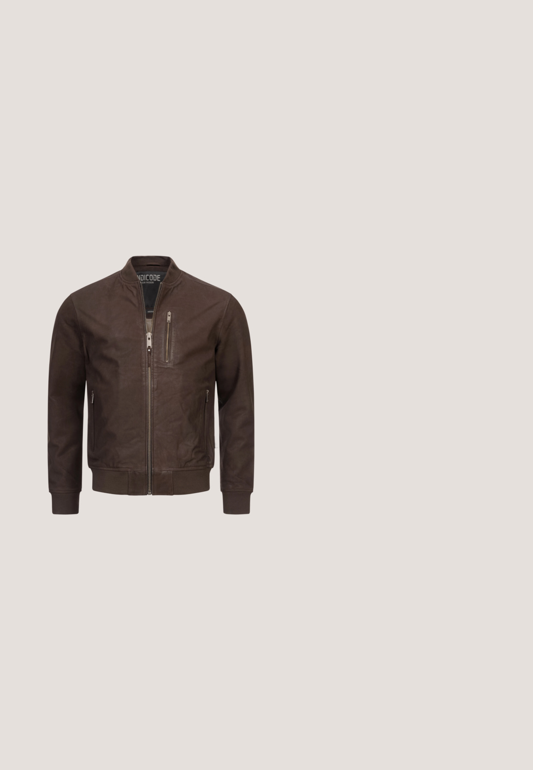 Chaqueta bomber de cuero marrón con cierre de cremallera en la parte delantera, puños acanalados y dos bolsillos laterales con cremallera. Cuenta con un bolsillo en el pecho con cierre de cremallera.; Suéter de punto acanalado color topo de manga larga, con cuello redondo y puños ajustados, fabricado en un suave tejido de punto.; Camisa de mezclilla negra de manga larga con cuello puntiagudo, dos bolsillos en el pecho, botones plateados y detalles de costura amarilla. Diseño clásico western.; Vaqueros de mezclilla rectos de color azul oscuro con botón frontal, cremallera, cinco bolsillos y detalles en remaches de cobre.; Botas de cuero marrón hasta el tobillo con punta redonda, cordones en la parte delantera y superficie texturizada, con una lengüeta y suela negra resistente.; Cinturón tejido de sintético marrón oscuro con hebilla de metal plateado, que presenta un patrón texturizado y un extremo rectangular con un detalle de logo.