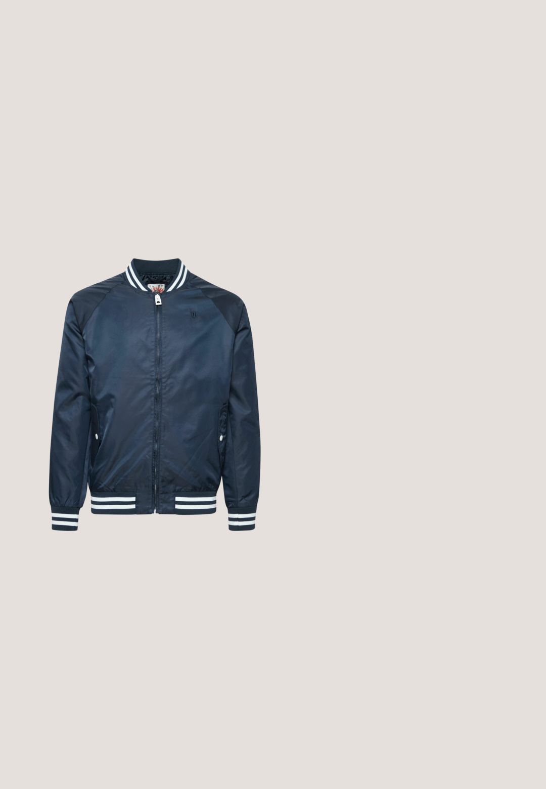 Veste bombardier marine en nylon brillant, avec un col et des poignets côtelés à rayures blanches, fermeture éclair sur le devant et poches latérales avec boutons-pression.; Haut texturé bleu marine avec un col rond, des manches courtes et une coupe décontractée. Présente un motif côtelé subtil et un ourlet droit.; Polo à manches courtes, présentant des rayures horizontales en marine, blanc et orange. Fabriqué en coton texturé, avec un col traditionnel.; Blend BHNATAN SLIM FIT - Chino - ensign blue; Baskets noires en toile avec semelle blanche, accent bleu au talon, bout rond, lacets noirs et coutures contrastées. Présente le logo de la marque sur le côté.; Ceinture en tissu bleu marine tissée avec une boucle en métal gris mat et une boucle de ceinture en cuir, enroulée sur un fond blanc.