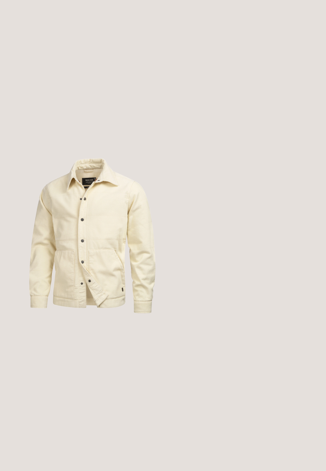 Chaqueta de pana crema con cuello tipo camisa, cierres de presión en el frente, dos grandes bolsillos de parche y puños acanalados. Presenta una tela texturizada.; Suéter de punto beige con cuello de media cremallera, puños y dobladillo acanalados. Presenta un patrón texturizado en el cuello y un pequeño parche con el logo.; Camiseta de manga corta en algodón color beige claro, diseño de cuello redondo, silueta simple, sin patrones ni acentos, textura suave.; Pantalones de algodón beige con corte recto, cinco bolsillos, cierre de botón y detalles de costura sutiles. Textura uniforme sin patrones visibles.; Botín de ante marrón hasta el tobillo con parte delantera de cordones, punta redonda, suela de goma negra y detalles cosidos. Con una lengüeta en el talón.; Bolso de hombro de lienzo color canela con un compartimento principal con cremallera, bolsillo frontal y correa ajustable. Presenta una hebilla de plástico negro y un logotipo.