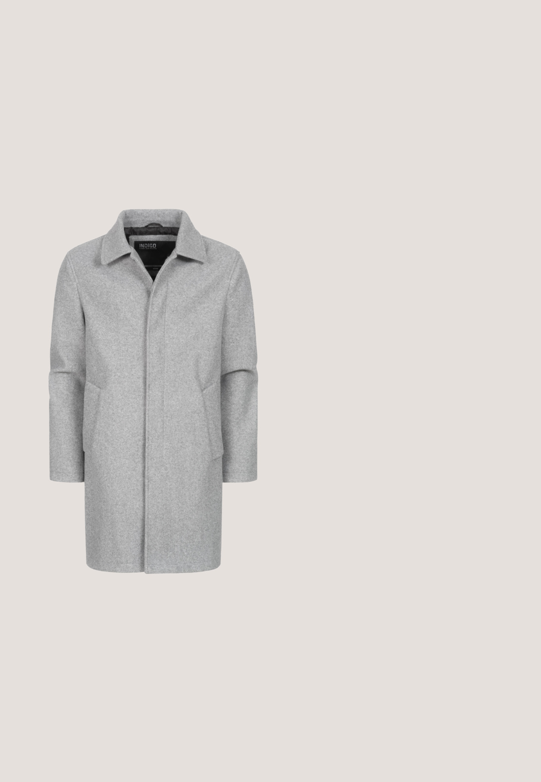 Abrigo de lana gris con una silueta estructurada, cuello y bolsillos laterales. Textura suave y diseño de longitud media para mayor versatilidad.; Suéter de manga larga gris oscuro, hecho de un material de punto. Presenta un cuello redondo y puños y dobladillo acanalados. Diseño simple sin patrones.; Camisa de cuadros gris hecha de una tela suave, con un cierre de botones en la parte delantera, cuello, mangas largas y líneas contrastantes en negro y rojo en el patrón.; Pantalones negros de tela suave. Cuentan con un cierre de botón, pasadores para cinturón y un diseño ajustado con perneras estrechas. Sin patrones visibles.; Botines de cuero negro con paneles laterales elásticos, punteras redondas y un tacón bajo apilado. Presentan detalles de costura y lengüetas para facilitar su uso.; Maletín de cuero negro con dobles asas, bolsillo frontal con cremallera y una correa de hombro ajustable sobre un fondo blanco liso.