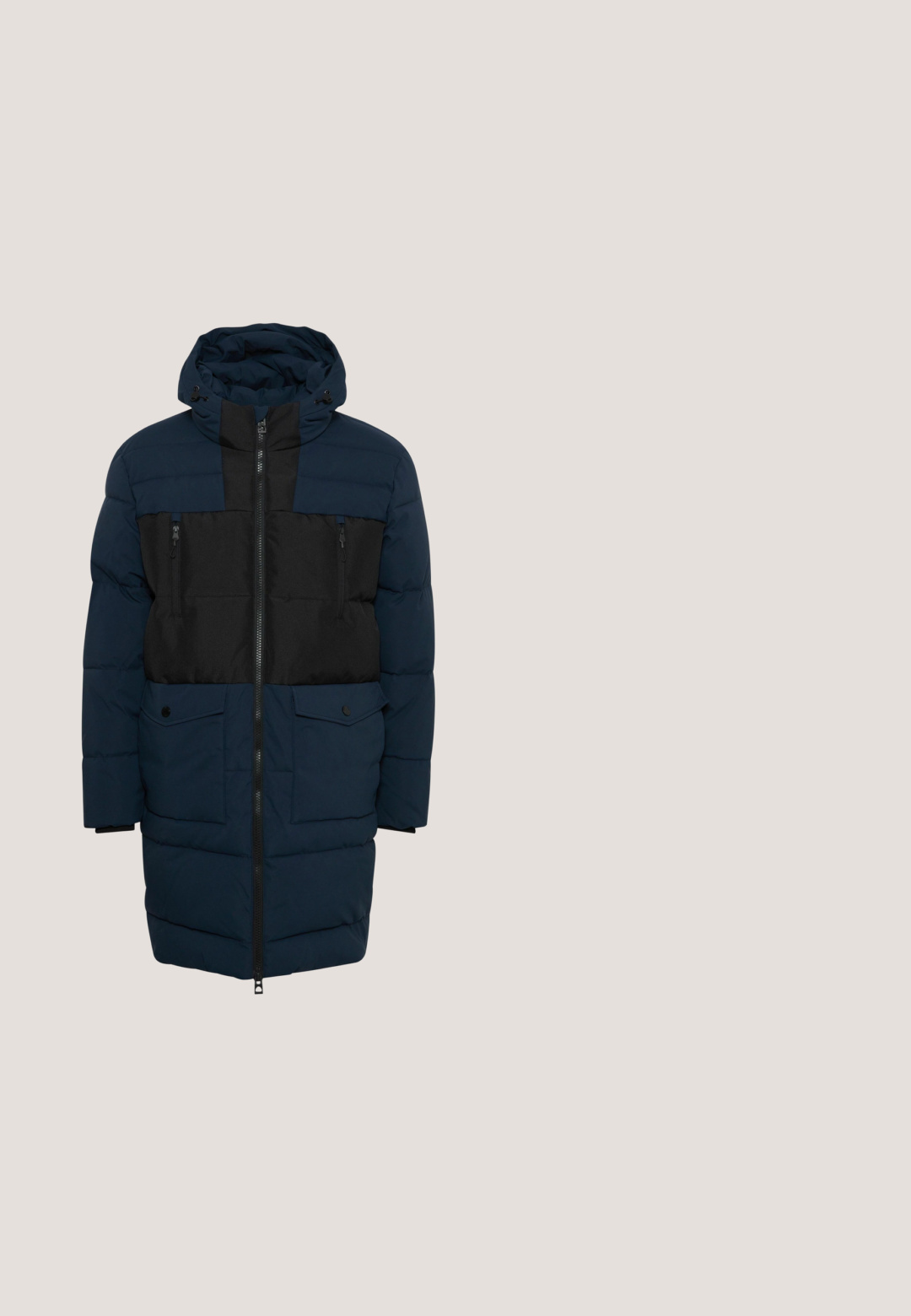 Tumesinine polsterdatud parka mustade detailidega, lukuga ees, kahe rinna taskuga ja reguleeritava kapuutsiga. Textuuriga kangas sileda viimistlusega.; Heled hall villane kampsun, millel on kabelemuster, ümmargune kaelus ja soonikkoesed varrukad. Vasakul rinnal on tikitud logo.; Valge puuvillane t-särk, ümmarguse kaelusega, lühikeste varrukatega ja rinnal peene reljeefse logo detailiga. Tavaline sobivus ja sile tekstuur.; Tumedatest sinise värvuse denimist teksad, millel on sirge sääre disain, viie-tasku stiil ja klassikaline nööbi ja tõmbluku sulgemine.; Valge ja beež tenniseking, millel on siledast nahast pealispind, perforeeritud külgpaneel, pehme tekstiilvooder ja kummist välistald. Aktsentdetailid tumesinised.; Beež sametise sõrmiknahast kootud vöö tumeda metallist ristkülikukujulise pandlaga ja väikese Tommy Hilfigeri logoga vöö aasas.