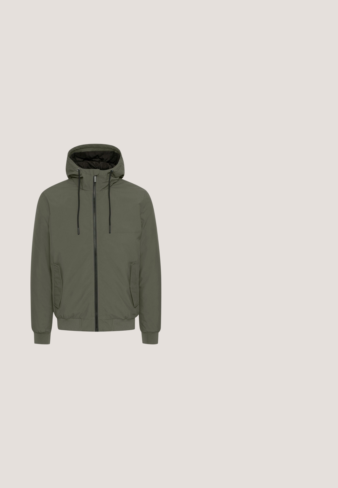 Chaqueta con capucha de color verde oliva, hecha de tejido suave, con cremallera frontal, bolsillos laterales, puños elásticos y capucha ajustable con cordón.; Sudadera gris oscuro hecha de tejido suave, con cuello redondo, mangas largas, puños acanalados y un pequeño logo en el pecho.; Camiseta polo de manga corta en color azul verdoso con dos botones negros y un cuello acanalado sobre un fondo gris claro.; Pantalones de algodón negros con corte recto, que cuentan con cierre de botón, trabillas para el cinturón y un diseño minimalista. Textura suave, sin patrones.; Zapatillas de ante negras con una suela de goma blanca, que presentan una punta redonda, diseño de cordones y un destacado logo de DC en el lateral.; Cinturón de tela tejida de color gris oscuro con una hebilla metálica rectangular grabada con "PME LEGEND" sobre un fondo blanco.