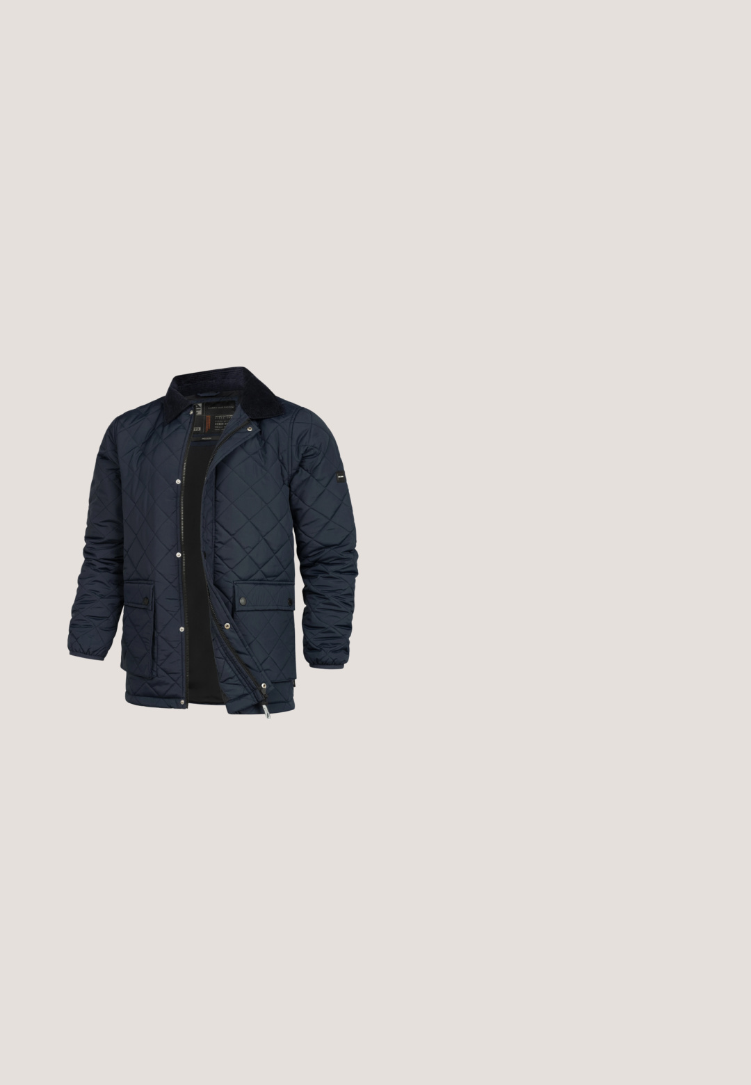 Navy gesteppten Jacke mit einem Kordkragen, Reißverschluss vorne und Druckknopftaschen. Verfügt über eine glatte Textur und ein durchgehendes Rautenmuster.; Navyfarbener Langarmpullover mit Viertelreißverschluss und hohem Kragen, gerippten Bündchen und Saum sowie einem kleinen braunen Logopatch an der unteren Seite.; Schwarzes T-Shirt mit kurzen Ärmeln und einem V-förmigen Ausschnitt, einfaches, schmuckloses Design, dargestellt auf weißem Hintergrund.; Marineblaue Jeans aus Denim mit schmaler Passform, fünf Taschen und einem Reißverschluss. Glatte Textur mit dezenten Nähten.; Schwarze Leder-Stiefeletten mit runder Zehenpartie, Schnürverschluss und strukturiertem braunem Gummisohle. Mit einem Logo und einem wasserdichten Paneel an der Seite.; Kompakte Schultertasche aus marineblauem Leder mit vorderer Reißverschlusstasche, Klappentasche und silbernem Piquadro-Markenlogo auf einer glatten, strukturierten Oberfläche.