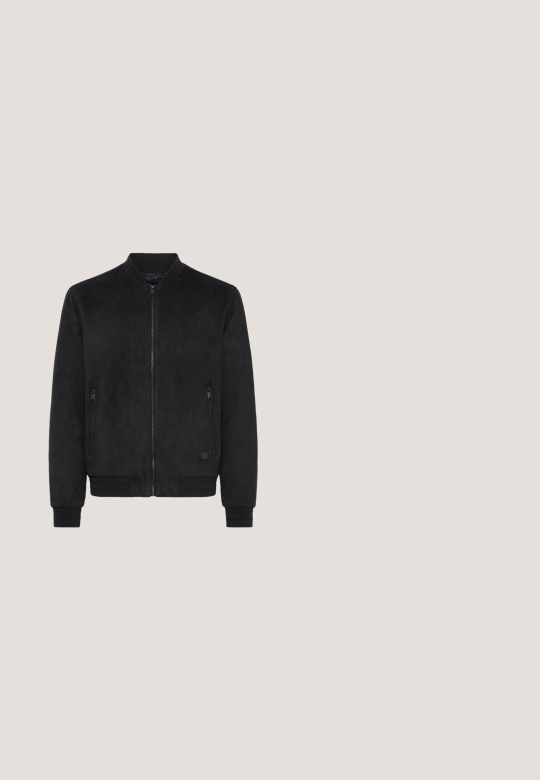 Chaqueta bomber negra hecha de un material similar al ante, con cierre frontal de cremallera, dos bolsillos laterales, puños acanalados y un diseño sencillo.; Suéter negro de lana con cuello en V, de manga larga y puños acanalados. Una pequeña etiqueta marrón está cosida en la parte inferior izquierda.; Camisa henley de manga larga en verde oscuro con una sutil textura a rayas, que presenta un cuello abotonado y un acabado en negro en los puños y el dobladillo.; Pantalones ajustados negros con trabillas para cinturón, bolsillos delanteros y cierre de botón en la cintura.; Kaporal BOTTES CUIR KAPORAL GADOL - Botines con cordones - noir; Bolso cruzado de cuero negro con una textura suave, cierre de cremallera, correa ajustable y detalle de logo en relieve. Forma compacta y rectangular.