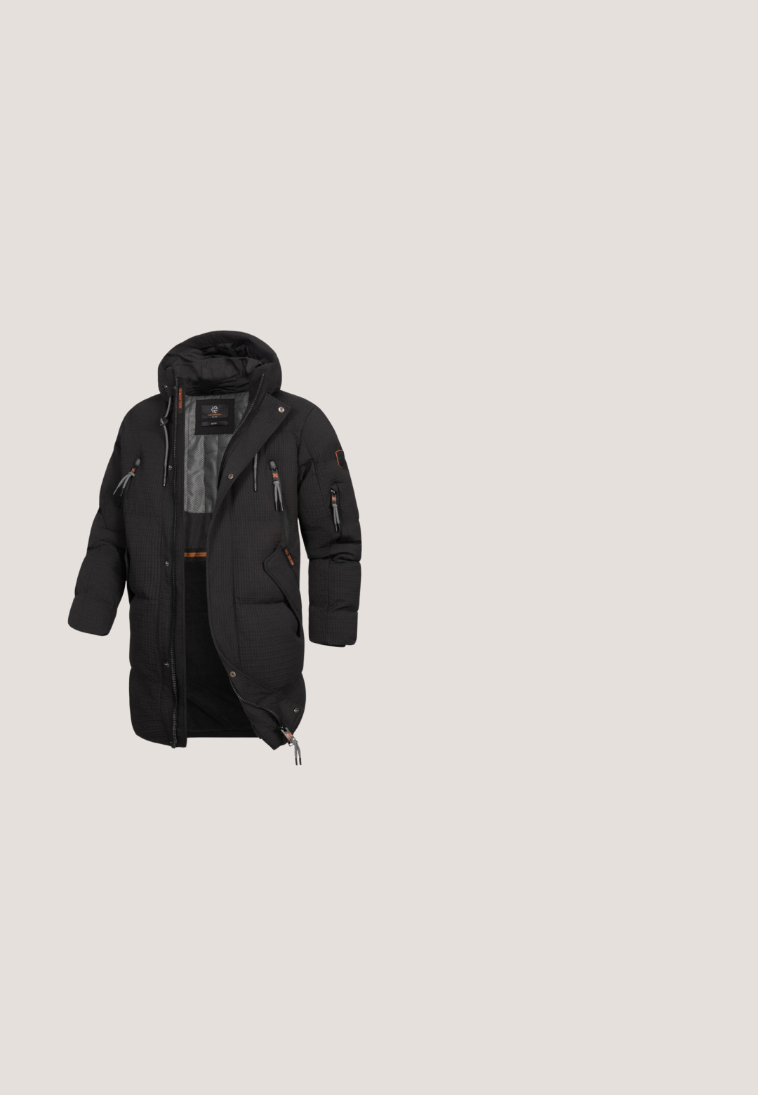 Veste noire rembourrée avec capuche, dotée de poches zippées et à pression, tissu texturé et accents orange contrastants. Manches ajustables.; Sweat-shirt zippé gris avec un col haut, texture côtelée, et un petit accent en cuir en bas à gauche. Manches longues et design ajusté.; camel active KURZARM  - T-shirt basique - stone grey; Jean en denim noir avec une coupe droite, cinq poches, passants de ceinture et une texture légèrement délavée. Fermeture classique avec bouton et zip.; Bottines noires en cuir avec des accents en daim, lacets gris, semelle en caoutchouc et un entrebande contrastante en tan. Présente des détails de couture.; Sac en cuir noir à bandoulière avec une fermeture éclair, de forme rectangulaire, finition texturée et une étiquette logo à l'avant. Bandoulière ajustable incluse.