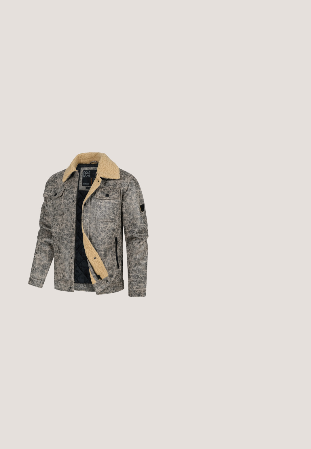 Beige en grijze jas met een gevoerde binnenkant, nepbont kraag, voorzakken en contrasterende texturen. Voorzien van drukknoopjes en ritsen.; Lichtbeige sweatshirt gemaakt van zachte stof, met een ronde hals, lange mouwen en geribde manchetten bij de mouwen en onderkant.; Witte polo met korte mouwen, een kraag en verborgen knopen, met een Jack & Jones-label aan de binnenkant van de hals.; Bruine broek van een gladde stof, met een rechte snit, plooien aan de voorkant en ceintuurlussen. Geen zichtbare patronen of accenten.; Lichtbeige suède Chelsea-laarzen met donkere elastische zijpanelen, gedragen met donker opgerolde spijkerbroeken op een zwarte gevlekte vloer.; Beige crossbodytas met geperst geometrisch patroon, zachte leren accenten, verstelbare riem en zilveren hardware met het merklogo.