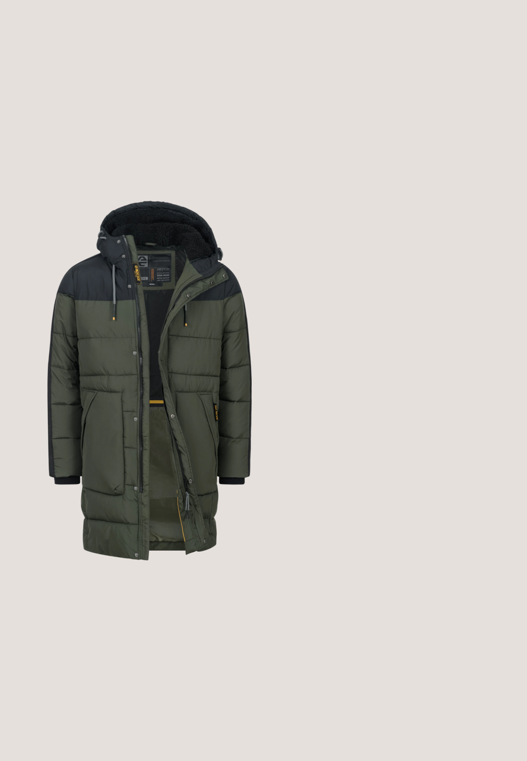 Chaqueta acolchada verde con una sección superior negra, que incluye capucha, cierre con cremallera, dos bolsillos laterales y un forro interior texturizado.; Sudadera gris de cuello redondo con mangas largas, fabricada en una suave tela texturizada. Presenta un efecto desgastado y simples detalles de costura.; Camiseta blanca de manga corta con cuello redondo, mostrada plana desde atrás, con una pequeña etiqueta negra en el cuello y la costura lateral.; Pantalones de color verde oliva, ajustados y confeccionados en tela texturizada. Presentan un cierre de botón, bolsillos delanteros y un diseño de corte slim.; Botas de cuero negro hasta el tobillo con punta redondeada, diseño de cordones y suela de goma resistente. Textura suave con una pestaña en la parte posterior.; Bolso cruzado negro con bolsillo delantero con cremallera, tapa asegurada por una hebilla negra y correa de hombro ajustable.