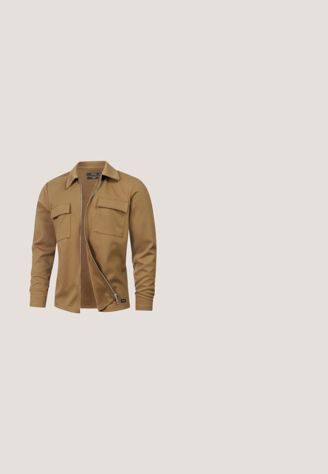 Camisa marrón con cremallera, hecha de tela texturizada, que cuenta con cuello, dos bolsillos en el pecho, mangas largas y corte recto.; Suéter marino con rayas horizontales color beige, cuello redondo acanalado y mangas largas; tejido suave, corte relajado y detalles texturizados.; Polo navy de algodón con mangas cortas, cuello acanalado, tapeta de dos botones y un pequeño logo de un pájaro rojo en el pecho.; Pantalones de algodón azul marino con corte slim, con un botón marrón, bolsillos frontales y costuras simples. Textura suave, sin patrones visibles.; Zapatilla baja negra con suela, cordones y talonera blanca, con el logo dorado "GAP" en el lateral y el talón trasero.; Cinturón de cuero color canela con una hebilla rectangular plateada, que muestra un logo en relieve de "TOMMY JEANS" y un detalle a rayas en rojo, blanco y azul.