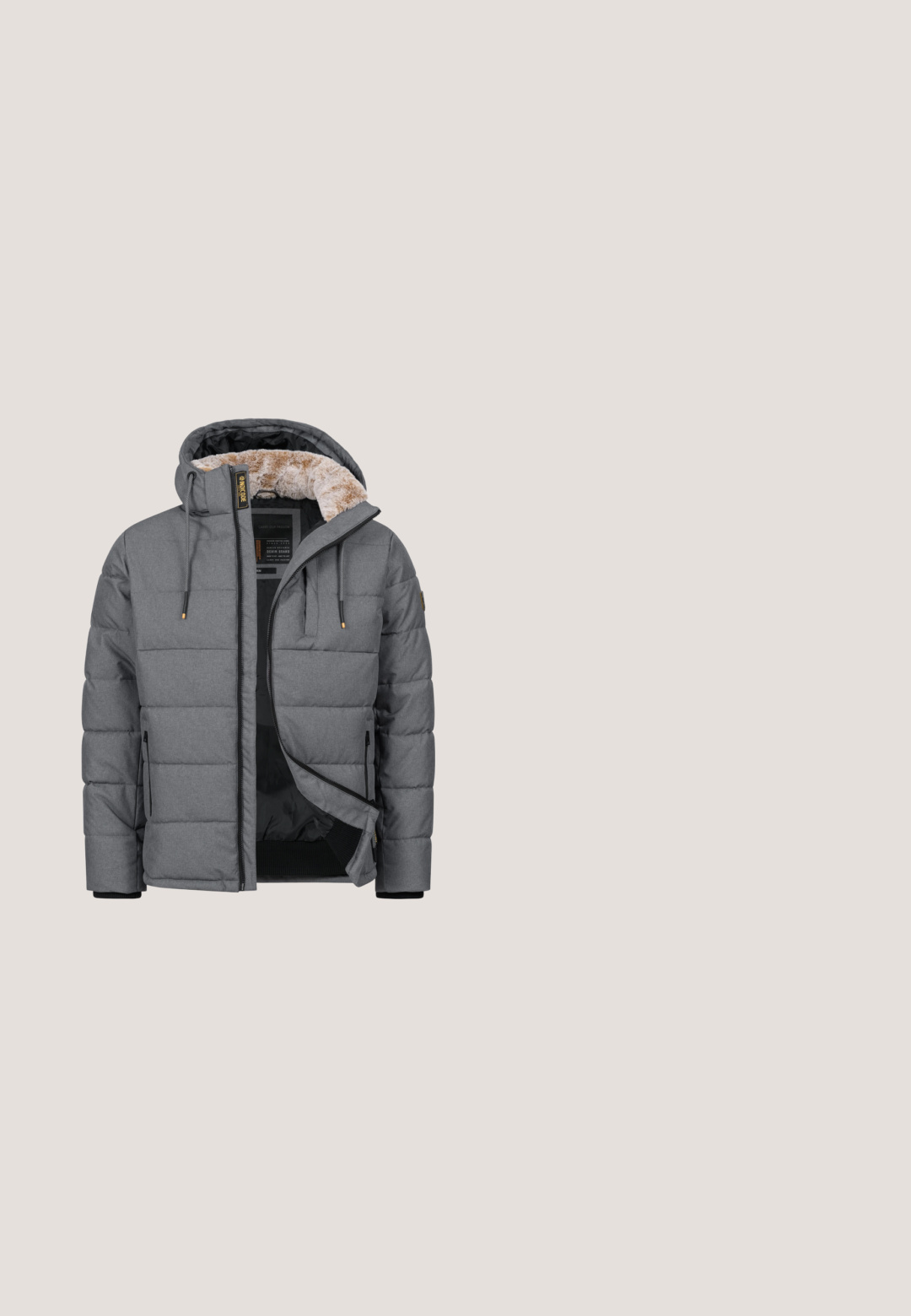 Grijze gewatteerde winterjas met een met bont gevoerde capuchon, gedeeltelijk openstaande ritssluiting aan de voorkant, twee ritszakken aan de zijkant en verstelbare touwtjes voor de capuchon.; Donkergrijze gebreide pullover met een hoge kraag en een 1/4 rits, voorzien van een geribde zoom en manchetten, wat zorgt voor een gestructureerd oppervlak.;  Lichtgrijze T-shirt met korte mouwen en een ronde halslijn, met een witte accent op de hals en een klein label onderaan links.; Zwarte chinos met een slim fit, gemaakt van katoen, voorzien van een bruine knoopsluiting, vier zakken en klassieke stikseldetails.; Rieker Veterboots - gris; Kleine zwarte schoudertas met verstelbare riem, leren klep aan de voorkant en een hoofdvak met ritssluiting.