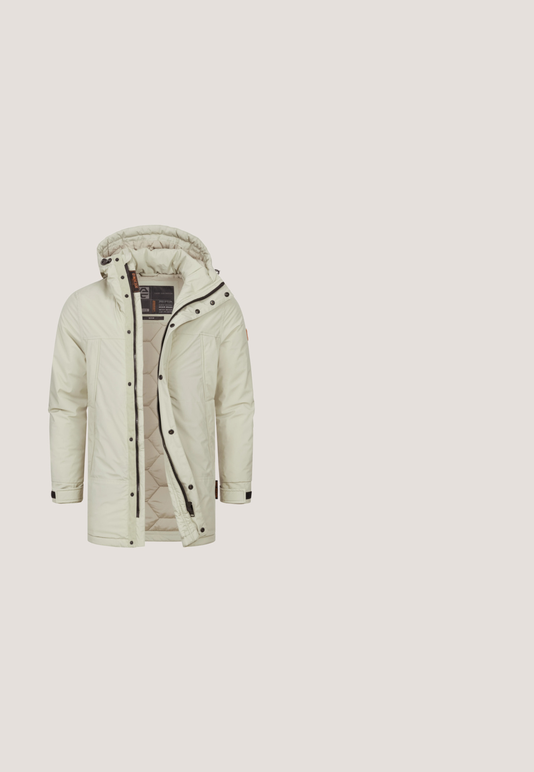 Lichtbeige pufferjack met een gewatteerde binnenkant, verstopte rits en drukknoopjes. Beschikt over een capuchon en twee voorzakken.; Groene zip-hoodie van textuurstof. Bevat een capuchon met trekkoord, twee voorzakken en een klein logopatch op de borst.; Effen wit T-shirt met korte mouwen en ronde hals van biologisch katoen, merk Selected Homme, maat large.; Marineblauwe joggerbroek van zacht materiaal met een elastische tailleband en aansluitende boorden bij de enkels, met een gladde textuur en zonder zichtbare patronen.; Witte sneaker met lage schoenhoogte en marineblauwe accenten, met het kenmerkende logo aan de zijkant en hiel, geperforeerde neus en vetersluiting.; Zwarte leren riem met een glanzende zilveren metalen gesp, een gladde textuur en meerdere verstelgaten langs de riem.
