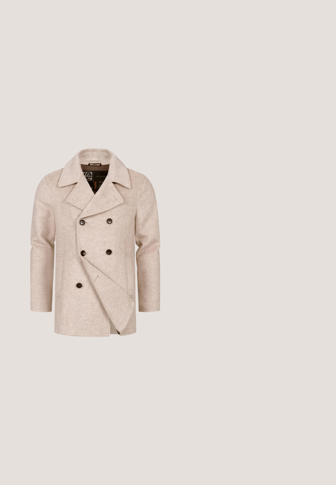 Lichtbeige wollen blend peacoat met een dubbelbreasted ontwerp, grote revers en donkere knopen. Soepele textuur met zijzakken.; Gebreide trui met een rendierontwerp; donkerblauw met witte en bruine accenten, ronde hals, geribde boorden en zoom.; Bruine korte mouwen crewneck t-shirt gemaakt van zachte stof, met een ontspannen pasvorm en schone naden. Geen grafische ontwerpen of accenten zichtbaar.; Bruine broek van een gestructureerde stof, met een rechtlopende pasvorm, een enkele knoopsluiting en een minimalistische stijl.; Bruine leren enkellaarzen met brogue-details, voorzien van veterluiting, metalen oogjes en een contrasterende zwarte rubberen zool.; Donkere bruine leren aktetas met dubbele handvatten, voorvak met ritssluiting en een subtiel merkembleem centraal onder de ritssluiting.