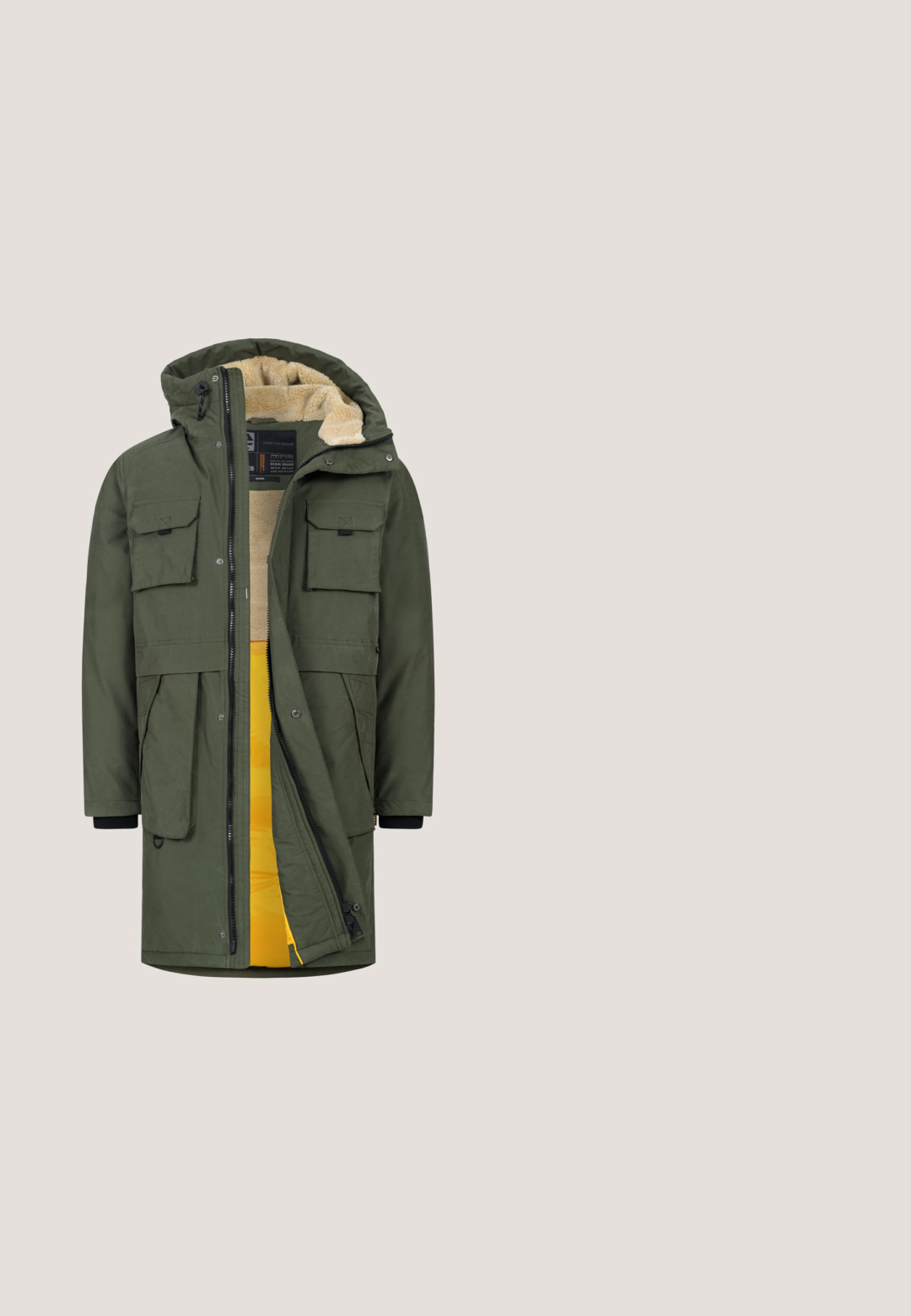 Olijf groene parka met een ritsluiting, vier voorkanten zakken en een gele geïsoleerde voering met een zachte binnenkant. Inclusief verstelbare capuchon.; Groene trui van gestructureerde brei stof, met een ronde hals, lange mouwen en een klein bruin logopatch aan de voorkant onderaan.; Olijfgroen katoenen T-shirt met marineblauwe tekst "NASCAR CUP DAYTONA PETROL® IND. EST. 1989" en een geblokt patroon onder de tekst.; Tan cargobroeken met een rechte snit, meerdere zijzakken, een geweven riem en een zachte, duurzame katoenmix.; Bruine leren enkellaars met zwarte gewatteerde kraag, metalen oogjes en robuuste zool, Timberland-logo in reliëf aan de zijkant.; Bruine leren schoudertas met een textiel bovenkant, voorvak met rits, verstelbare schouderband en een gladde afwerking. Compact rechthoekig ontwerp.