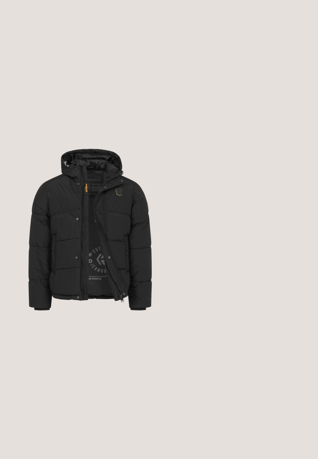 Zwarte gewatteerde winterjack met capuchon, voorrits gedeeltelijk open, drukknoopsluiting en klein logo-patch op de borst.; Zwarte langemouwen trui met een kwart-rits hoge kraag en een klein bruin logo label dicht bij de zoom aan de voorkant rechts.; Zwarte korte mouw T-shirt met ronde hals, klein logo op de borst en een klein label nabij de onderzoom.; Zwarte denim broek met een recht model, voorzien van een knoopsluiting, riemlussen en voorzakken. Gladde textuur en uniforme kleur.; Zwarte leren enkellaars met een suede kraag, ronde neus, zes metalen oogjes en een robuuste zool. Heeft een contrasterende bruine bies op de zool.; LANCASTER ROOT - Schoudertas - noir