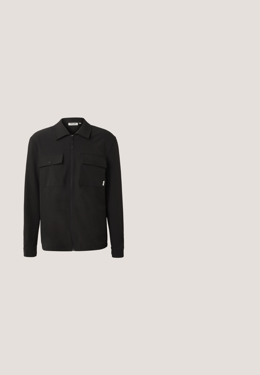 Zwarte jas met rits, kraag en twee klepzakken aan de voorkant met knopen, lange mouwen en een klein label aan de zijkant.; Witte capuchonsweatshirt met voorzak, trekkoorden en klein geborduurd logo op de borst, weergegeven op een effen achtergrond.; Zwarte katoenen T-shirt met korte mouwen, ronde halslijn en een klein wit logo op de linkerkant van de borst. Glad textuur, eenvoudig ontwerp.; Zwarte slim-fit spijkerbroek met een klassiek ontwerp, voorzien van vijf zakken, een ritssluiting en subtiele vervaging voor textuur.; Zwarte enkelboot met een gladde, faux leren buitenkant, ronde neus, vetersluiting aan de voorkant en een gevoerde kraag. Duurzame rubberen zool voor grip.; Zwarte crossbody messenger tas met doorgestikte klep, twee vooraan gespsluitingen en verstelbare schouderriem, afgebeeld op een witte achtergrond.