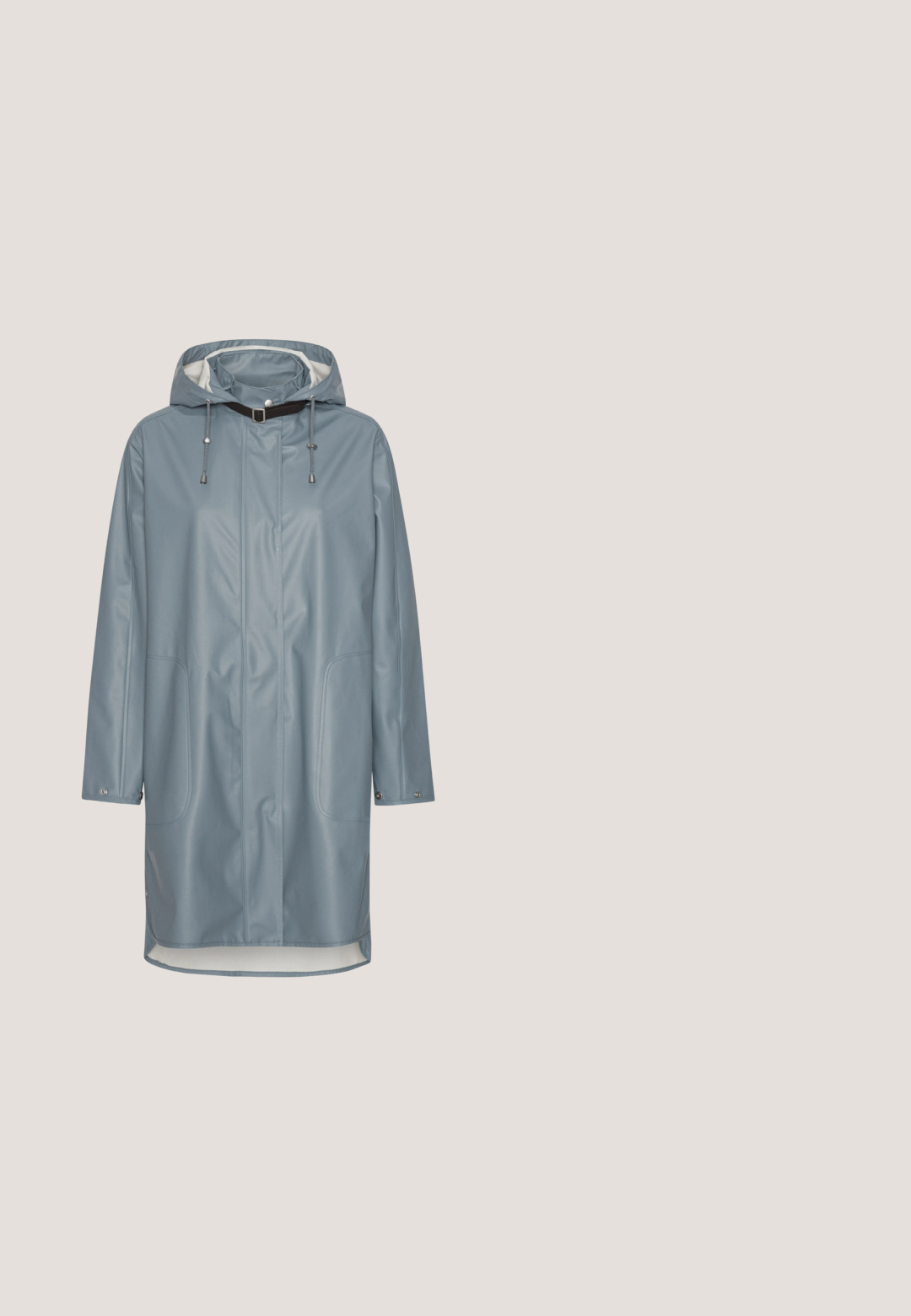 Impermeable azul grisáceo con capucha, cordones, bolsillos delanteros, cierres de presión en los puños y una correa negra con hebilla en el cuello.; Sudadera de algodón azul con escote redondo, puños y dobladillo acanalados. Presenta un pequeño logo "American Vintage" en un tono más claro en la parte frontal.; Camiseta de manga corta azul claro con rayas horizontales azul marino, escote redondo y pequeña etiqueta en el dobladillo. Tejido suave con textura acanalada.; Pantalones de chándal grises hechos de una tela suave, con una cintura elástica y cordón ajustable, y un pequeño logo en el muslo izquierdo.; Zapatilla de ante azul con acentos de piel sintética color crema, que presenta tres rayas blancas, cierre con cordones y suela de goma.; Bolsa tote Eastpak azul claro con asas dobles, bolsillo delantero con cremallera y cierre superior con cremallera con cordones en un fondo blanco.