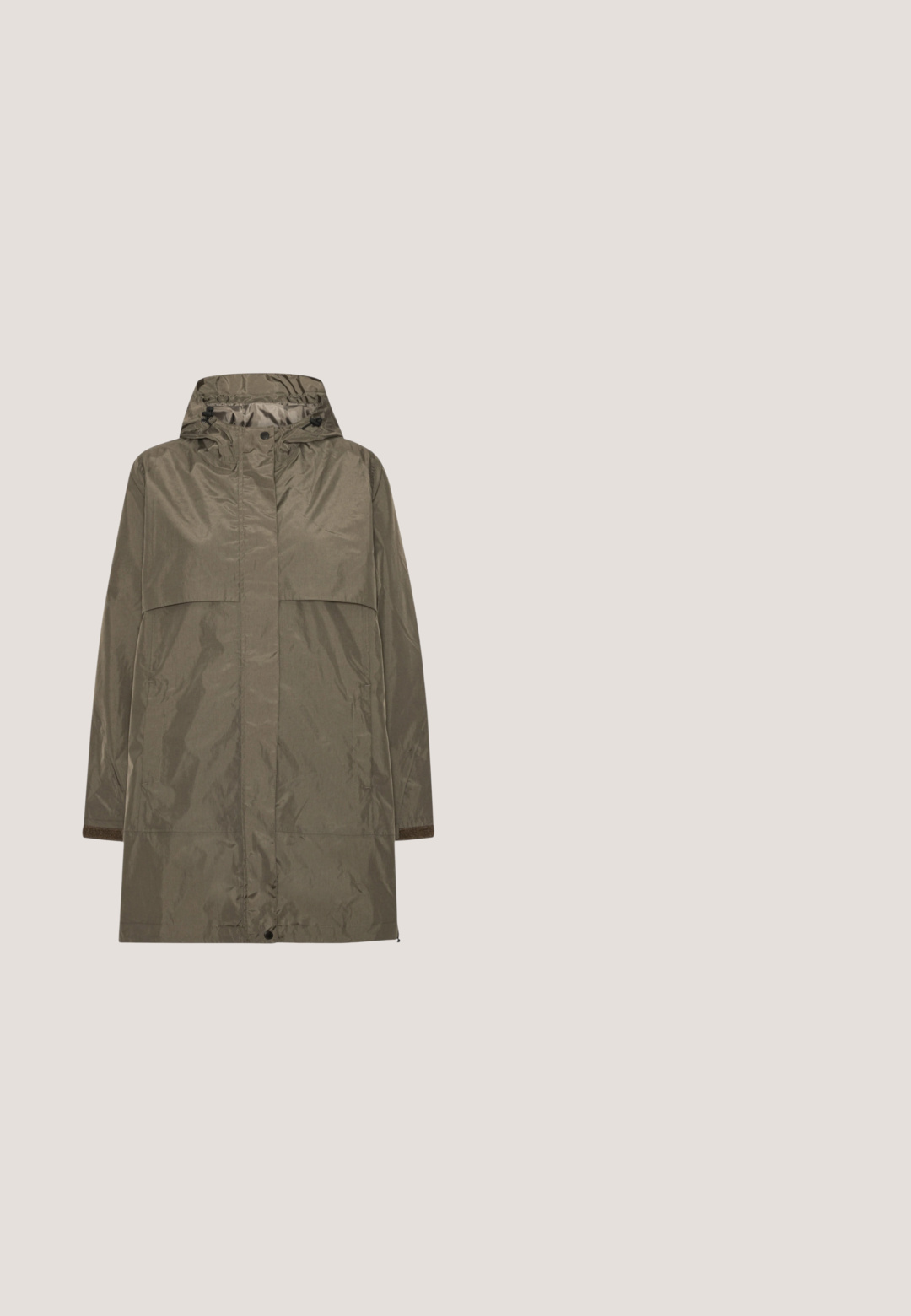Larga gabardina verde oliva con capucha, cremallera frontal cubierta por solapa, bolsillos laterales y cordones ajustables en la capucha.; Suéter de punto gris de manga larga con cuello y tres botones marrones en la parte delantera, etiquetado como "soaked."; Bermudas de mezcla de algodón gris con una cintura elástica, que presentan una textura suave y un diseño simple y sin adornos.; Zapatillas blancas con upper de cuero liso, punta redonda, suela plana y detalles sutiles en los paneles laterales. Diseño con cordones y un interior suave.; Bolso bandolera de cuero marrón oscuro con bolsillo frontal texturizado, cremallera y hebilla doradas, y correa de hombro ajustable.; Pulsera de cadena de plata que presenta una perla y una piedra de corte rectangular, con un delicado cierre de eslabones ajustable.