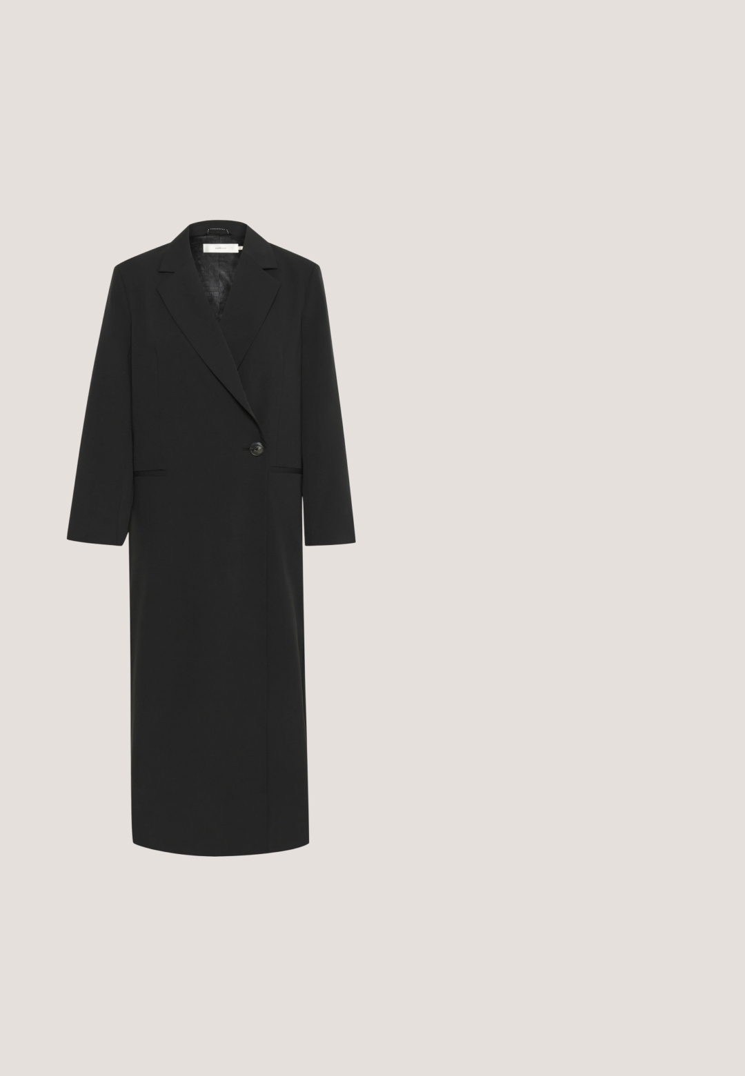 Čierny dlhý blazer z hladkej látky s klopovým golierom, jedným gombíkovým zapínaním a dvoma bočnými vreckami. Priame rukávy a lem.; Dlhé rukávy, bordová šaty s prekrouteným predným dielom a kruhovým detailom, priliehavý strih a rozšírený lem.; Čierna lodička s špicatou špičkou a vysokým podpätkom, s detailom zlatého loga, postavená vzpriamene na lesklej ploche vedľa kovového organizéra na súbory.; Čierne slnečné okuliare s odvážnym hranatým rámom, gradientovými sklami a zlatým akcentom na straniciach. Lesklý povrch s elegantným dizajnom.; Čierna kožená kabelka s zakriveným tvarom, ktorá má zips na vrchu, krátku rukoväť a odnímateľný popruh na kríž. So zlatými kovovými doplnkami.; Pár lesklých, nepravidelne tvarovaných zlatých kovových náušníc s pokrčeným, hladkým povrchom na jednoduchom svetlom pozadí.