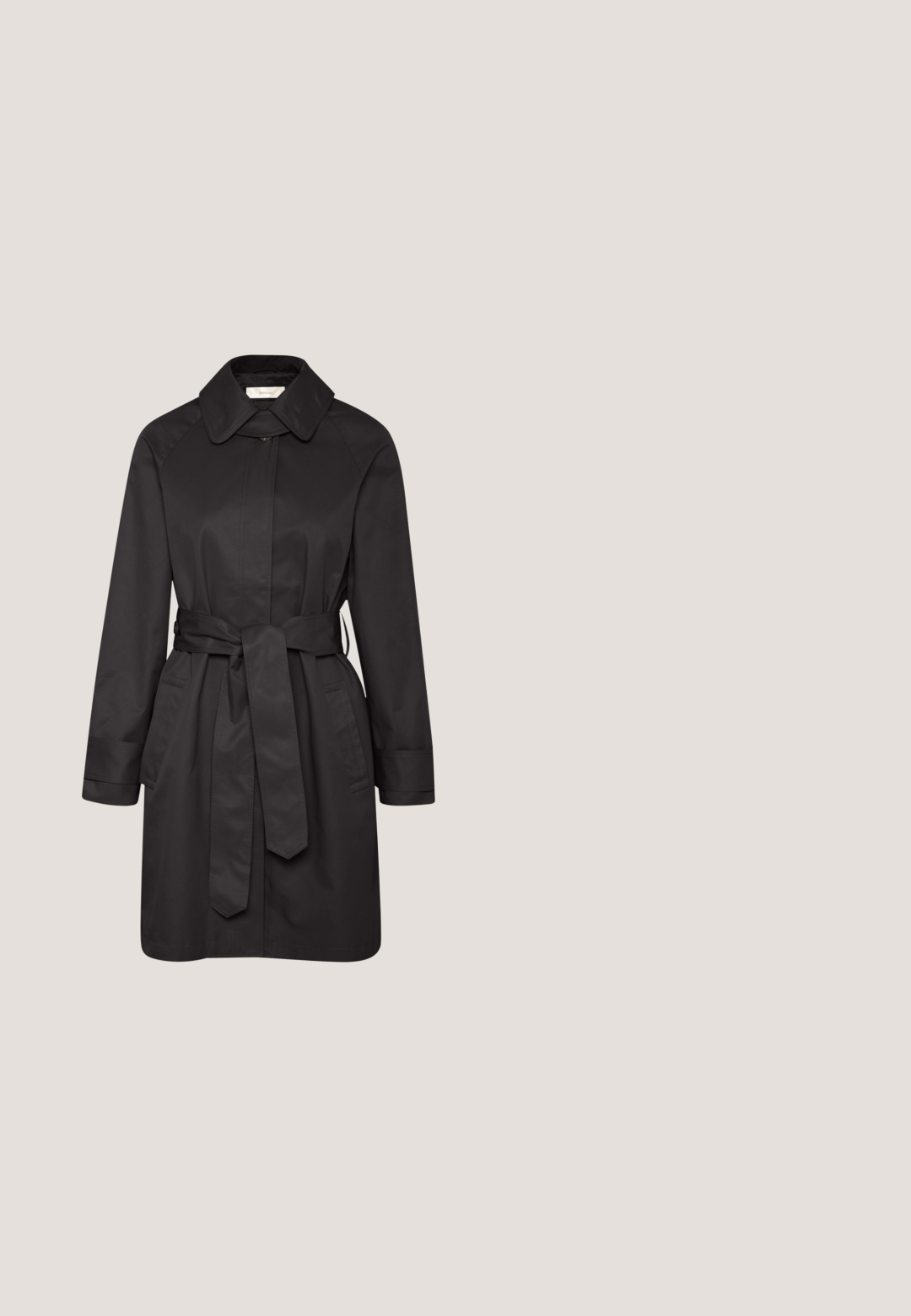 Abrigo negro tipo trench con cintura ceñida, mangas largas y cuello. Fabricado en un material suave e impermeable con bolsillos laterales.; Blusa negra de manga larga con patrón floral de encaje texturizado y mangas abullonadas recogidas en los puños, con escote redondo.; Pantalones negros de pierna ancha con cinturilla elástica, tela suave y ajuste holgado que llega hasta el tobillo.; Zapatos de tacón slingback de charol negro con punta afilada y tacón geométrico en bloque. Presentan un diseño elegante y minimalista, así como una textura suave.; Cartera de cuero negro texturizado con una correa delgada para la muñeca, de forma rectangular y cierre de solapa, sobre un fondo claro y sencillo.; Pendientes de metal en tono dorado con un diseño circular que presenta dos esferas, una más grande y texturizada, y una bola pulida más pequeña en la parte superior.