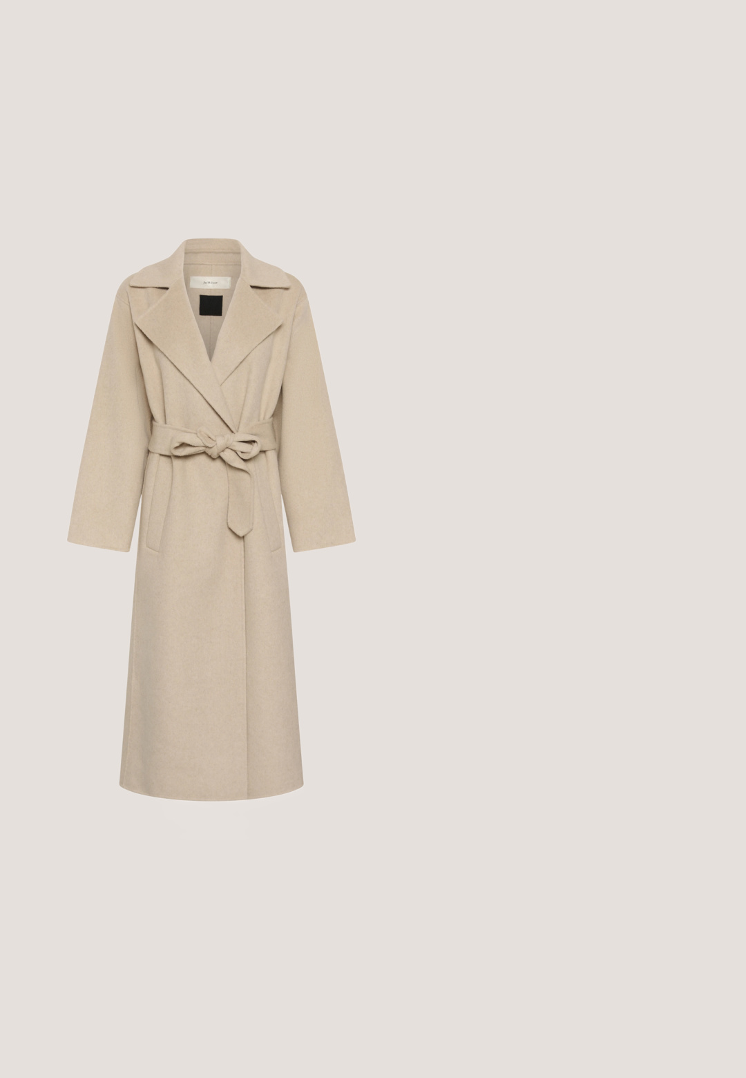Long manteau en laine beige avec larges revers, ceinture nouée à la taille et deux poches avant.; Pull en maille gris clair avec un col rond, des manches longues et une finition texturée subtile. Aucun motif ou accent visible.; Pantalons plissés beiges en tissu léger. Présente une coupe droite, une taille avec des détails de couture, et aucun poignet visible.; Sneaker en cuir blanc avec une finition lisse, accents en suède beige, bout arrondi, design à lacets plats et semelle en caoutchouc texturée.; Écharpe en tricot beige avec une texture douce, présentant un motif subtil, drapée en boucle et ornée d'une petite étiquette de marque.; Sac bandoulière rectangulaire en cuir beige avec bandoulière réglable et fermoirs argentés, embossé d'un petit nom de marque au centre avant.