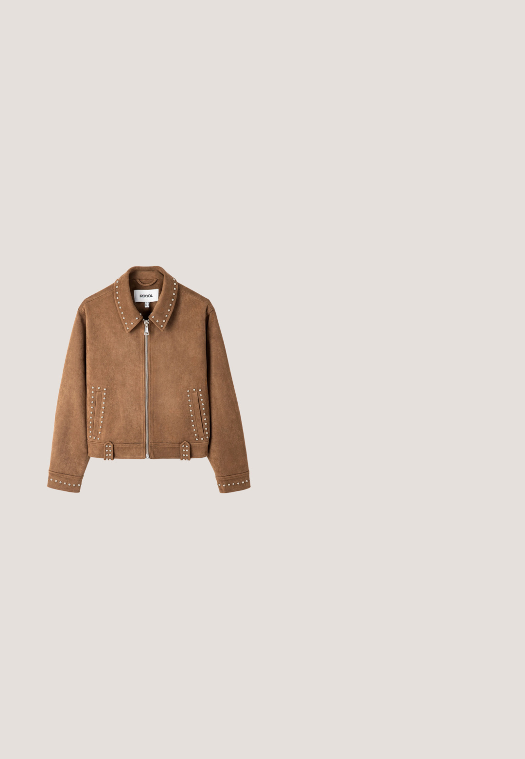Chaqueta de ante marrón con cuello, tachuelas plateadas en el cuello y en el frente, cierre de cremallera y diseño corto con bolsillos laterales.; Vestido midi acanalado en marrón grisáceo con mangas cortas, cuello tipo polo, botonera dorada y diseño de falda plisada. Textura suave.; Sandalia de charol marrón oscuro con tacón bloque, tira en el tobillo con hebilla y dos tiras finas sobre los dedos, sobre fondo blanco.; Gafas de sol con degradado marrón, de forma octagonal audaz, con montura de acetato de carey y acentos metálicos en tono dorado en el puente y las patillas.; Bolso hobo de ante y cuero marrón con forma curva, una única correa para el hombro y cierre dorado con un pequeño logotipo.; Pulsera de cadena de oro con un charm de candado, adornada con cristales transparentes. Textura suave con un acabado brillante, incluye un cierre y una etiqueta de logo.