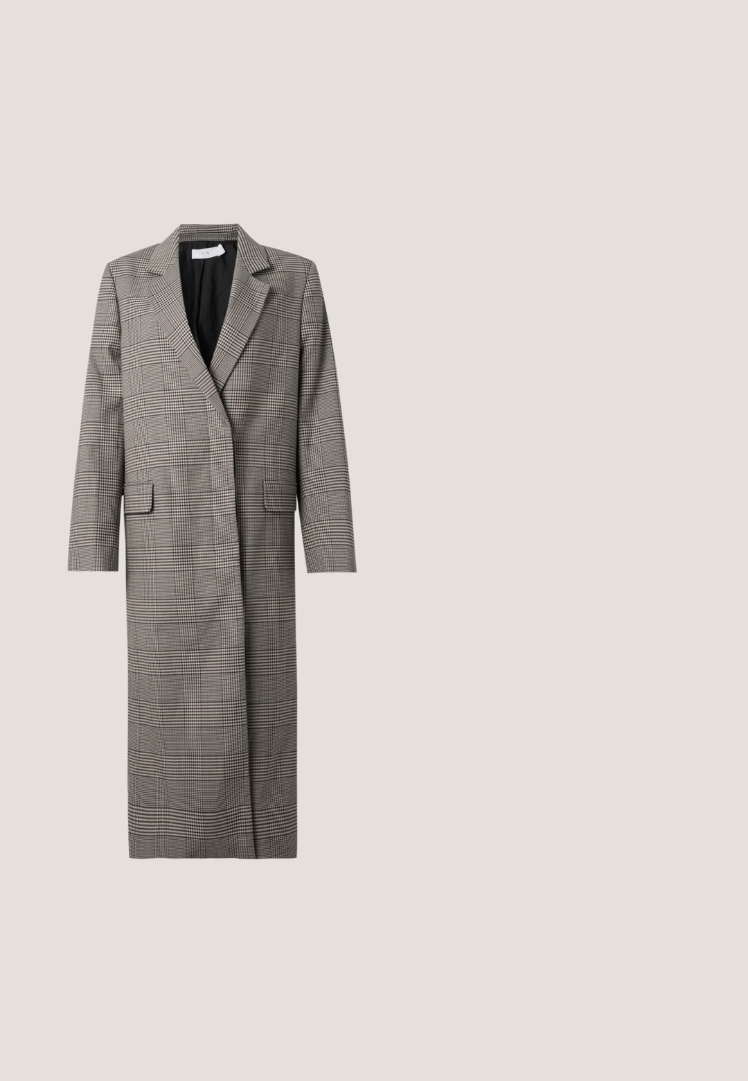 Long manteau à carreaux gris et noir avec revers, deux poches avant à rabat et manches longues sur fond blanc.; Cardigan en mélange de laine gris et crème, présentant un tricot côtelé vertical, un col en chevrons, six boutons foncés et deux poches frontales.; Pull en col roulé blanc, taille ajustée, manches longues, texture douce, tissu lisse, detailing minimal, poignets et col côtelés.; Pantalons gris à rayures avec une coupe droite, dotés d'une fermeture à bouton et de plis à l'avant. Fabriqués dans un matériau lisse.; Ballerines en cuir noir avec un bout rond, texture lisse, détails de couture minimalistes et design de semelle flexible.; Sac bandoulière noir en cuir grainé avec fermeture à rabat, détail ceinture à boucle argentée et bandoulière réglable sur fond uni.