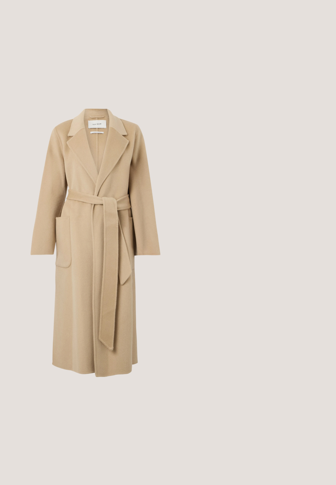 Long manteau en laine beige avec des revers larges, deux poches avant et une ceinture assortie nouée à la taille.; Chemise noire à manches longues avec col pointu et sept boutons, présentée sur un fond gris clair.; Pantalons à jambe large en motif chevron, avec un schéma de couleurs marron et beige, fabriqués en tissu texturé avec des plis à l'avant et une ceinture.; Scarosso Chaussons - butter suede; Sac cabas en cuir texturé noir avec poignées doubles, fermeture éclair sur le dessus et petites plaques de marque dorées sur le devant et la poignée.; Persée Paris SINGLE EARRING PIERCING CIRCLE - Boucle d'oreille individuelle - yellow gold-coloured
