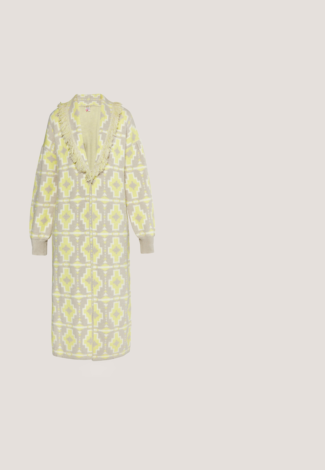 Lang beige cardigan med et geometrisk gult mønster, frynse-detaljer langs kraven og ribbede mansjetter. Blød tekstur. Åben frontdesign.; Blomstertrykt kjole i blød fersken, lavet af et letvægts, struktureret stof. Har en samlet talje og korte flæseærmer.; Brune ruskinds knæhøje støvler med rund tå og lav blokhæl. Glat overflade, minimal syning, og et logodetail nær hælen.; Rektangulære solbriller med skildpaddeprint, brune linser og let buede arme, vist på en hvid baggrund.; Orange perlespurse i rektangulær form, der har en kort strap lavet af sammenhængende perler og en tekstureret overflade.; To armbånd; et tyndt tre-farvet kæde med hummerlås, et bredere med guldfarvede, rosaguld og diamantmønstrede led.
