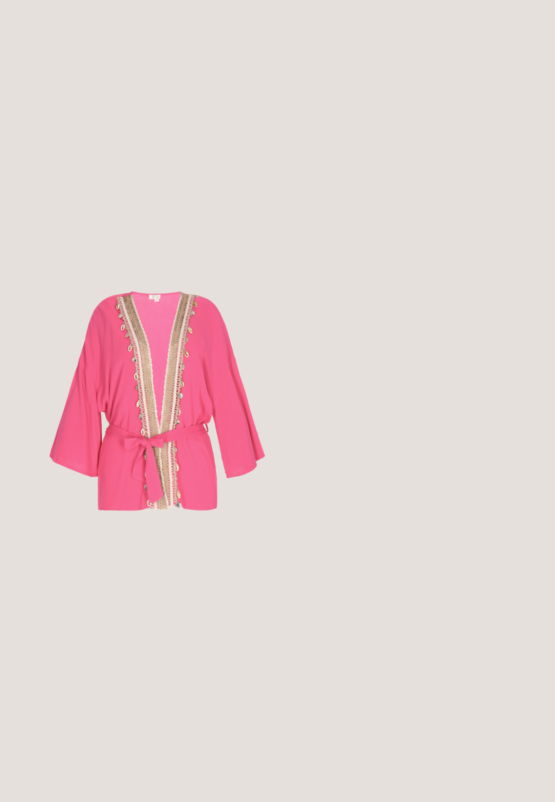Pink kimono med brede ærmer, prydet med en beige og guld kant langs halsudskæringen og frynser. Inkluderer et matchende bælte.; Ærmeløs omslagsdragt med vide ben, med et multifarvet tropisk blomster- og bladprint i rosa, orange, gul og grønne nuancer.; Enkelt lys pink klip-klap sandal med tekstureret sål og metalliske roseguld Y-formede remme på en ensfarvet baggrund.; Pink transparente katteøje solbriller med gradient mørkerøde linser. Har guld logo accent på stængerne. Blød plastikramme, vinkelret form.; Pink flettet halmtote taske med runde håndtag indpakket i pink og hvid reb og dekorative hængende snore.; Multistrengsarmbånd med lyserøde, klare og iriserende perler samt guld accenter og lukning med krabbe clasp.