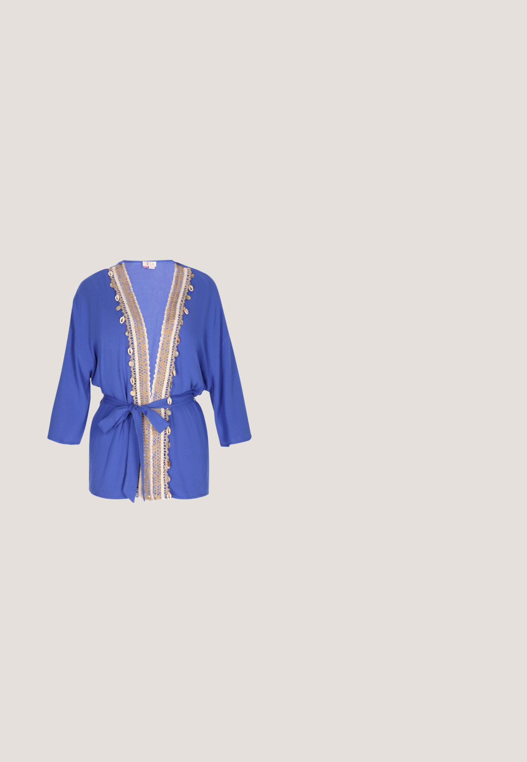 Blå kimono-stil robe med 3/4 ærmer, prydet med beige blonder og guld accenter langs halsudskæringen og forsiden, bundet i taljen.; Hvid hæklede maxikjole med halterneck, tekstureret mønster og frynset kant. Fremstillet af letvægts, åndbart materiale.; Brune ruskind ankelstøvle med blokhæl. Har en guldtonet spænde rem ved anklen og en glat, spids tå.; Brun skuldertaske i læder med flettet mønster, buet form og justerbar rem på hvid baggrund.; Guldtonet lagdelt halskæde med to kæder. Den ene kæde er simpel, mens den anden har fem skivecharms og en centralt placeret solstrålependant.; ONLY ONLHANNA BRAIDED BELT - Fletbælter - chocolate martini