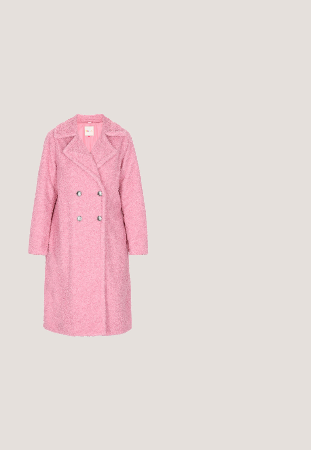 Roze dubbele-breasted jas van zacht stof, met een kraag, zes decoratieve zilveren knopen en lange mouwen.; Langarmblouse van lichtgewicht, gemusterde stof met een zwart en crèmekleurig abstract golvenpatroon, hoge halslijn en geplooide schoudernaden.; Lichtblauwe denim jeans met een rechte pijp, voorzien van een vijfknopen sluiting, voorzakken en subtiele vervagingdetails.; Zwarte enkellaarsjes met een gladleren bovenwerk, elastische zijkanten, stevige rubberen zool en een lus aan de achterkant voor makkelijk aan- en uittrekken.; Ronde zonnebrillen met transparante grijze monturen en grijs-getinte lenzen. Metalen accenten op de veren en gebogen armen voor stabiliteit.; Zwarte leren schoudertas met een gebogen vorm, ritssluiting en een enkele dunne band; gladde textuur en subtiel geperst logo.
