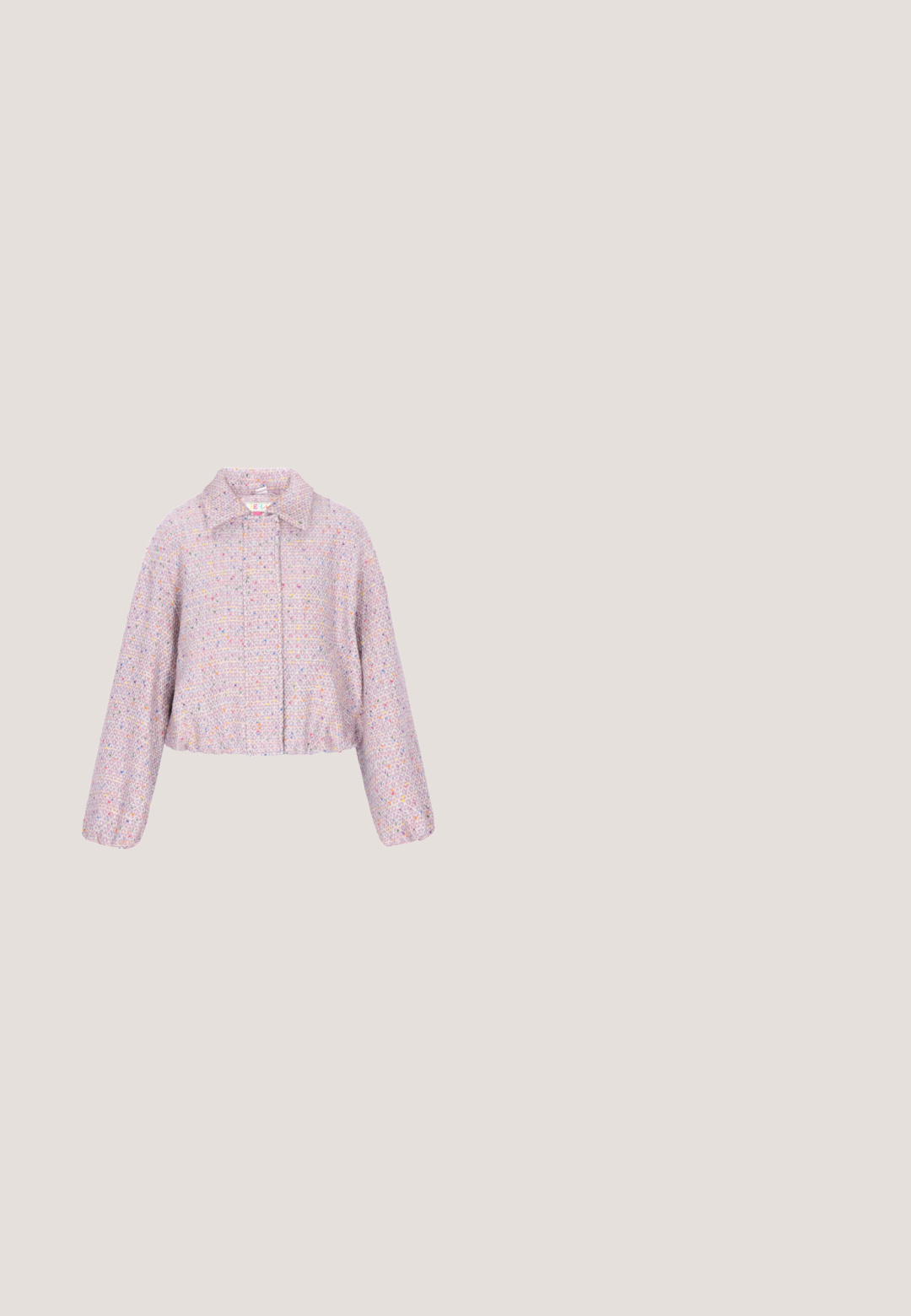 Rosa gekürzte Jacke aus strukturiertem Stoff mit mehrfarbigen Sprenkeln, spitzem Kragen sowie elastischen Bündchen und Saum.; Schwarzer Ein-Schulter-Jumpsuit mit tailliertem Oberteil, plissierten Shorts und einer Schleifendetail an der Schulter, gefertigt aus einem weichen, dehnbaren Material.; Schwarze Knöchelstiefel mit einer spitzen Zehe, verziert mit schwarzen Strasssteinen und quadratischen Nieten, mit einem Obermaterial aus strukturiertem Stoff und einem Blockabsatz.; Runde Flieger-Sonnenbrillen mit dünnen goldenen Metallrahmen und rosa getönten Gläsern auf einem weißen Hintergrund.; Schwarze Perlenhandtasche mit einem abgerundeten oberen Griff und Reißverschluss. Verfügt über eine gewebte Textur und metallische Akzente. Kompaktes Design.; Zarte Perlenkette mit kleinen, mehrfarbigen Steinen, goldenen Zwischenperlen, unregelmäßigen weißen Perlen und einer zentralen transparenten rosa Perle.