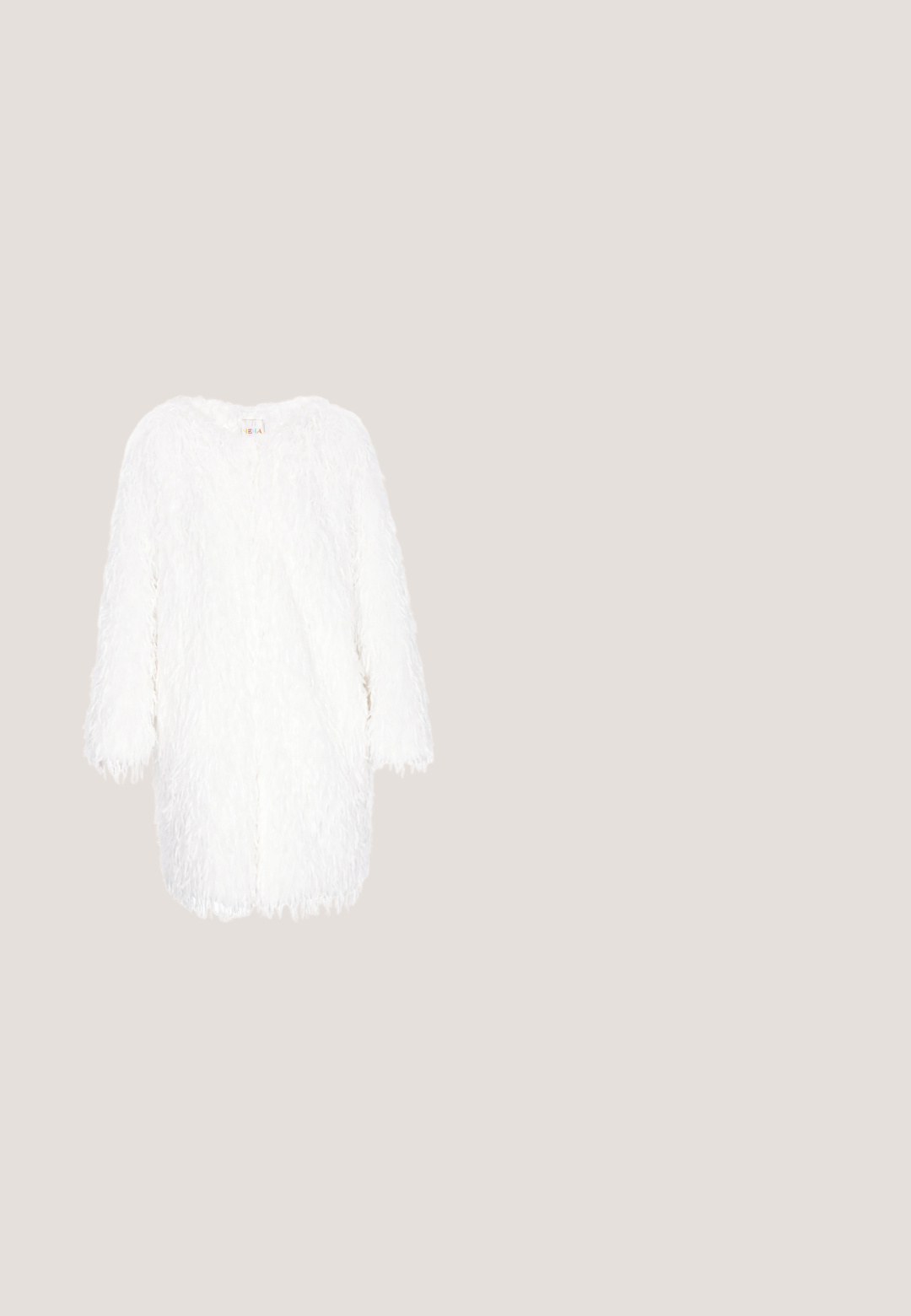 Witte lange mouw nepbonten jas met een pluizige textuur en een ronde halslijn, afgebeeld op een effen witte achtergrond.; Glinsterende jurk in lichtbeige met lange mouwen en een ronde halslijn, met een textuurpatroon van glanzende, reflecterende pailletten overal.; Metallische zilveren slingback pump met een blokhak, strikdetail en versieringen op de teen. Textured leren bovenwerk en verstelbare band.; Kattenoog zonnebril met een gemêleerd bruine lens, voorzien van een zwart-wit patroon bovenste frame en slanke metalen armen in roségoud.; Kleine rechthoekige clutch met gouden strassteentjes en een zilveren handvat van grote heldere edelstenen, voorzien van een ritssluiting aan de bovenkant.; Gouden armband met onderling verbonden ovale vormen versierd met heldere sprankelende edelstenen, beveiligd met een sluiting.
