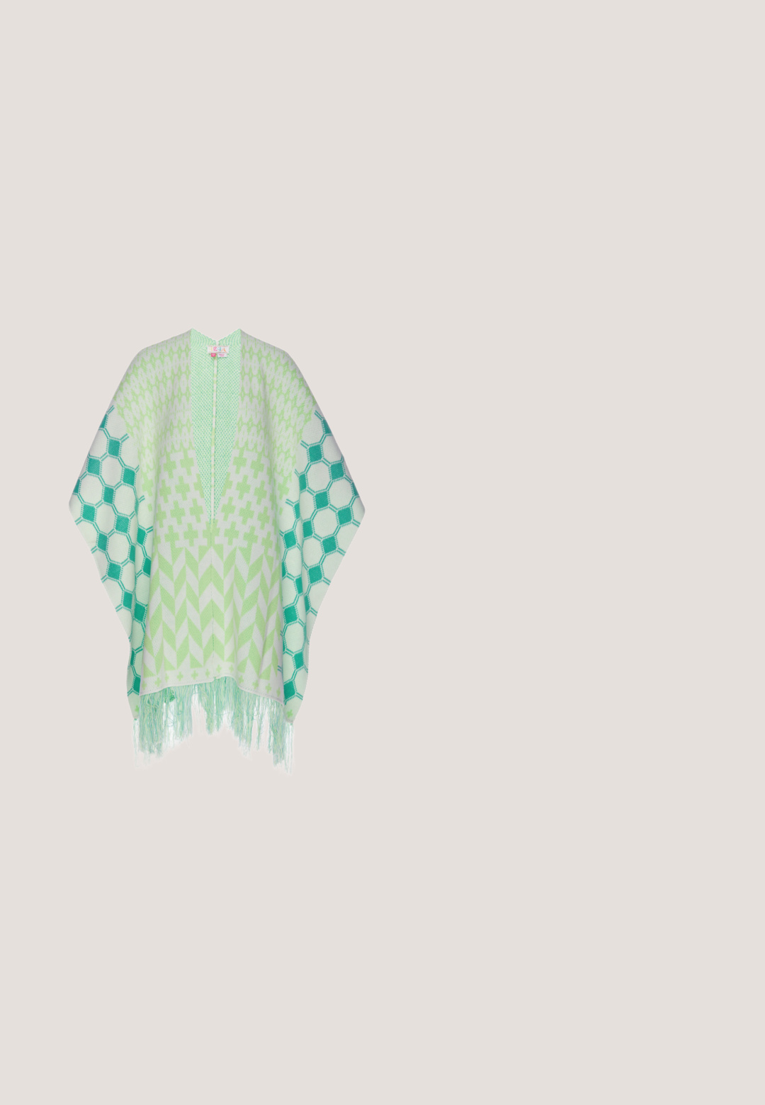 Lichtgroene en witte gebreide poncho met geometrische patronen, zeegroene zeshoekige ontwerpen op de mouwen en franjes aan de randen.; Groene halter maxi-jurk van gladde stof, met een ruches taille en zoom, en een vloeiende, geplooide silhouet.; Sandaal met hoge hak en muiltje in glanzend teal met grote franjes op de rozettenbanden en een open teen ontwerp.; Witte doorschijnende rechthoekige zonnebril met verloopglazen en dunne metalen pootjes, gebrandmerkt Michael Kors op het glas en de poot.; Witte stoffen handtas met mintgroene bloemrijke borduurwerk en franjes, twee handvatten en een afneembare schouderriem.; Gouden oorknopjes met kleine blauwe geëmailleerde bloemen, lichtblauwe en roze edelstenen, en groene geëmailleerde bladeren, gerangschikt in een cluster.