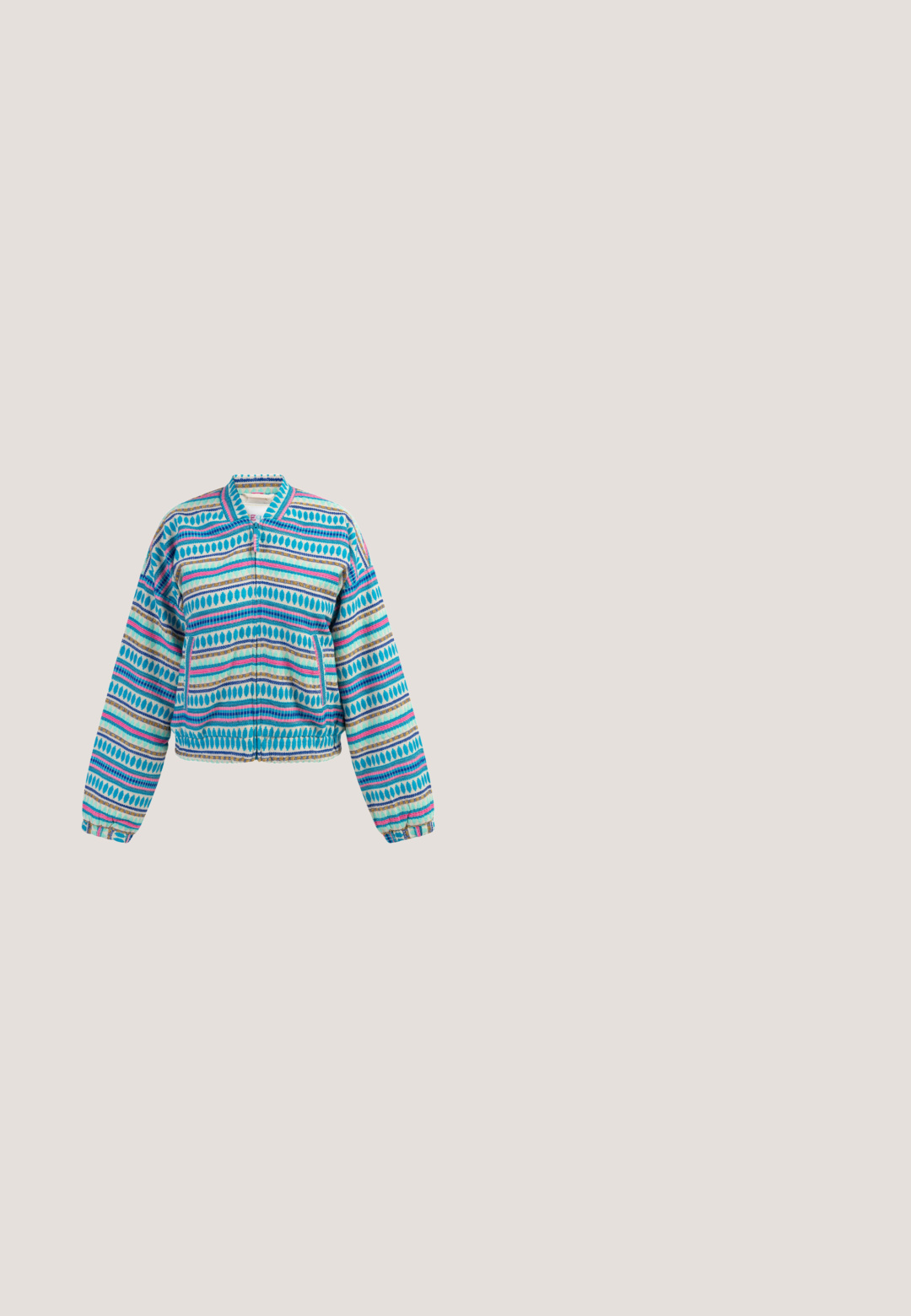 Lichtblauw bomberjack met roze, witte en gele horizontale patronen, elastische manchetten en zoom, en een voorritssluiting.; Blauwe badstof romper met een diepe V-hals, mouwloos ontwerp en een verstelbare tailleband met trekkoord; heeft een ontspannen pasvorm en korte broekspijpen.; Enkele blauwe teenslipper met gestructureerde zool en Y-vormige band, zijaanzicht op een effen witte achtergrond.; Lichtblauwe rechthoekige zonnebril met dikke doorschijnende monturen en licht getinte glazen, schuin geplaatst tegen een witte achtergrond.; Blauwe geweven tote tas met twee handvatten en vijf grote decoratieve pompons aan de voorkant, plus een bruine schouderriem.; Twee bedelarmbanden met een mix van paarse en blauwe kleuren. Eén armband heeft witte kralen met het woord "MOMMY" in gouden letters.