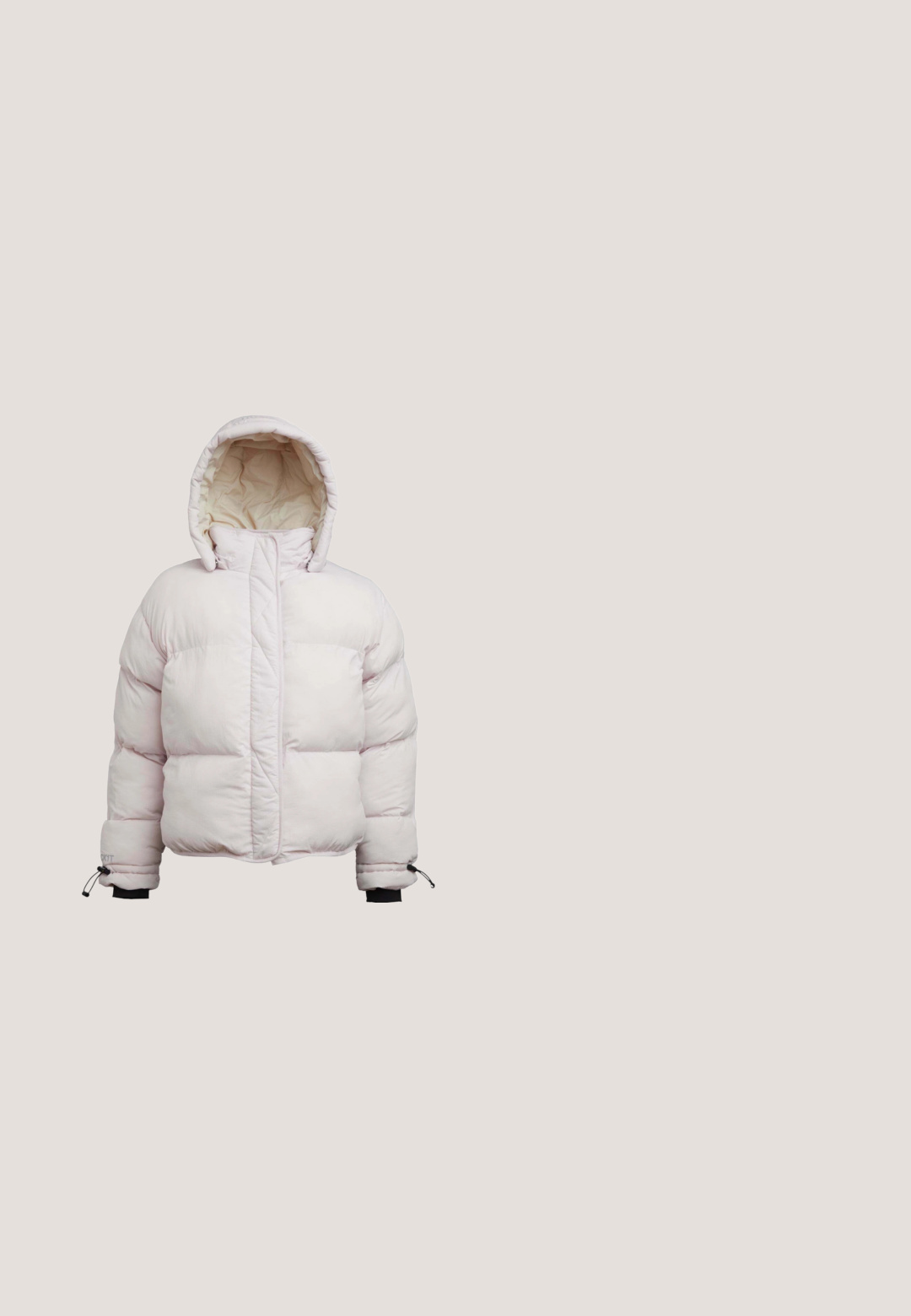 Lichtroze gewatteerde jas met capuchon, voorzien van een gestikte print, voorsluiting met rits en verstelbare polsmanchetten. Zachte textuur, geïsoleerd ontwerp.; Lichtpaarse fleece pullover met hoge kraag, rode nylon accenten, drukknoopjes en een ritszak aan de voorkant links.; Langarm, aansluitend shirt in zachte pastelroze stof met een ronde halslijn en een bruine "felicious" logo in het midden, met een vlinderontwerp.; Paarse wijde broek met elastische tailleband, zijzakken en een gedrukt logo. Gemaakt van zachte stof met een gladde textuur.; Roze chunky plateau laars met schapenvachtvoering, veters aan de voorkant en brede band met gesp op een witte achtergrond.; Roze nylon schoudertas met een geweven groene en blauwe schouderriem, textuur oppervlak, zwarte rits en dubbele frontzakken. Bevat een logo label.